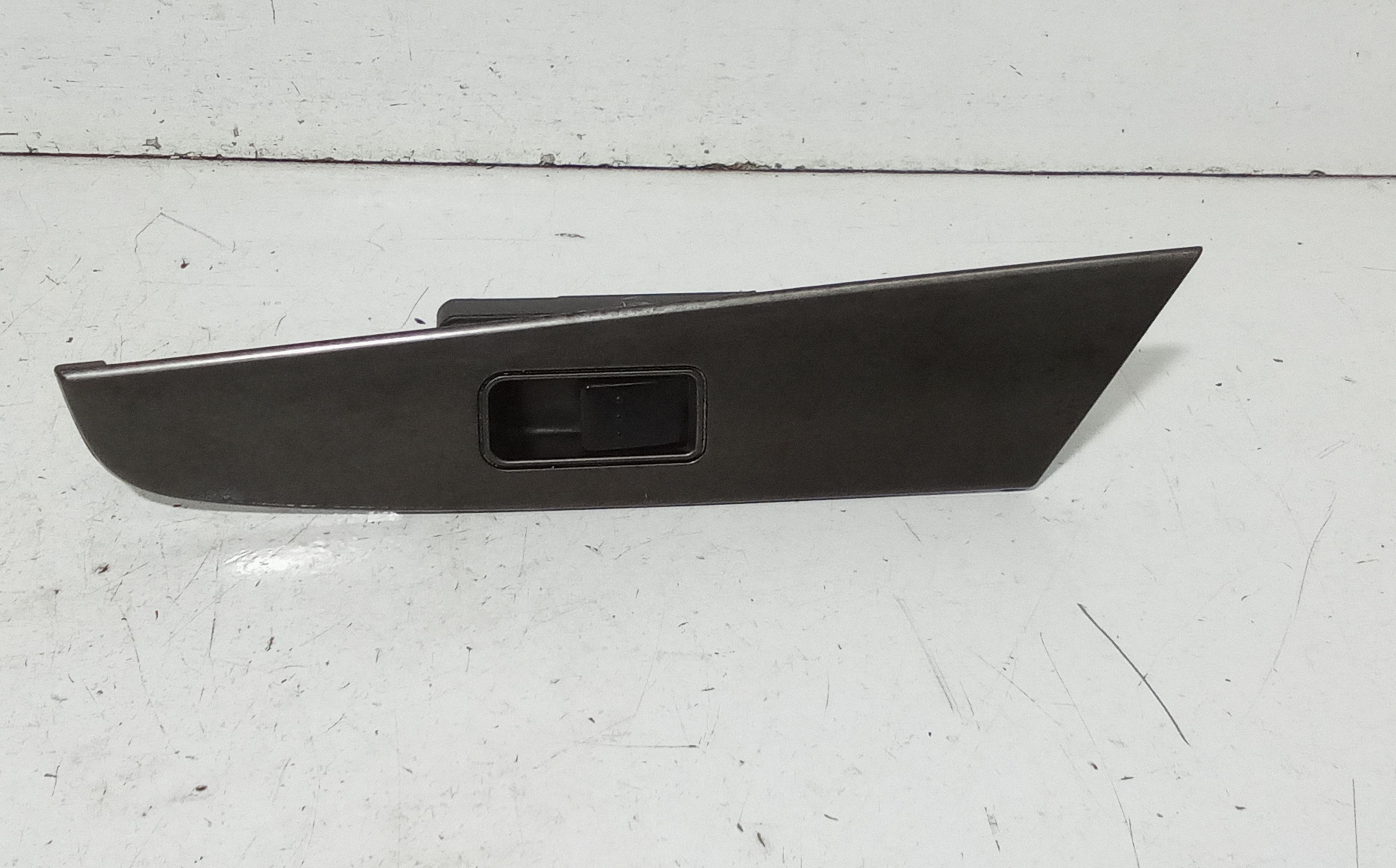 Interruttore Alzacristalli Porta Post. Destro BP4K66380 Usato