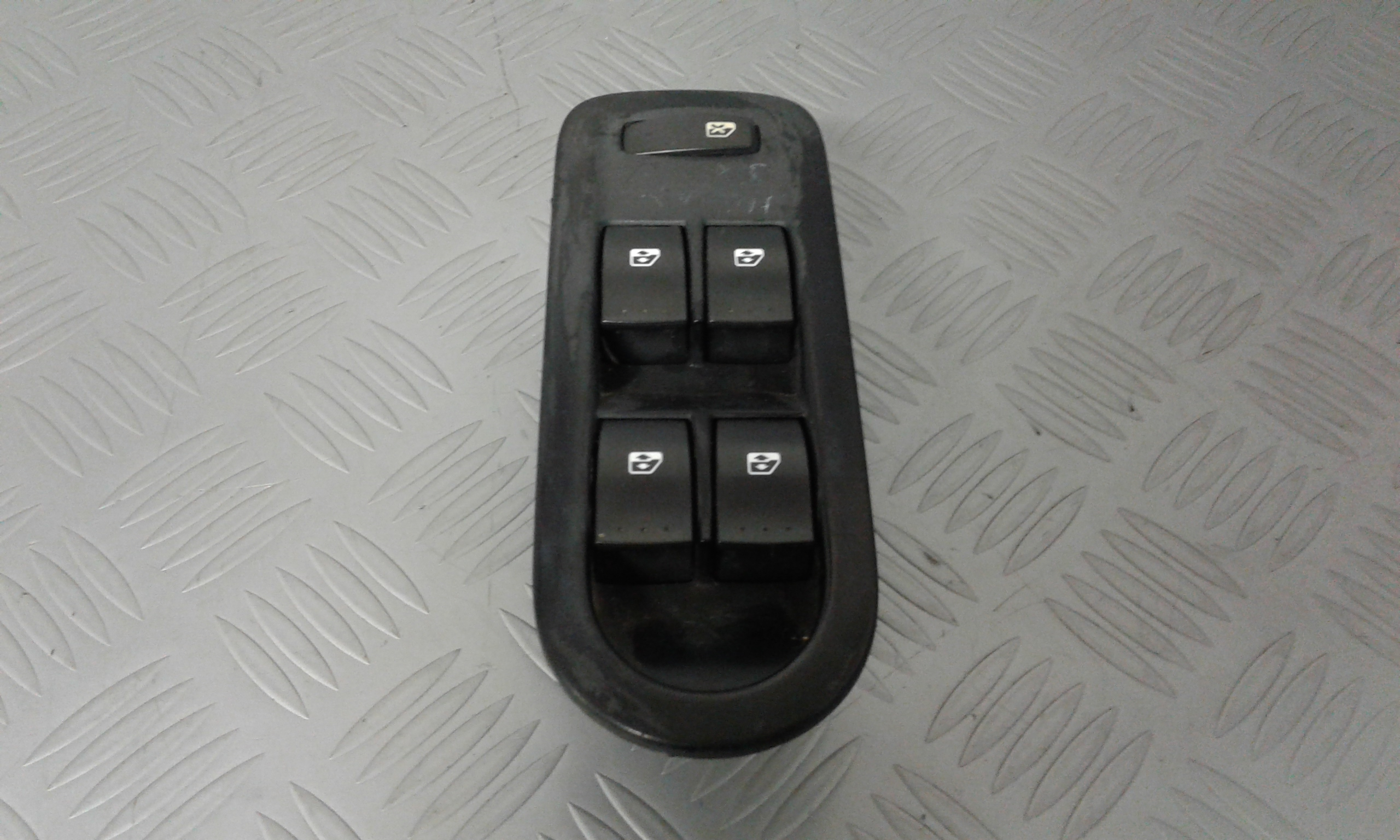 Interruttore Alzacristalli Porta Ant. Sinistro 8200108269 Usato