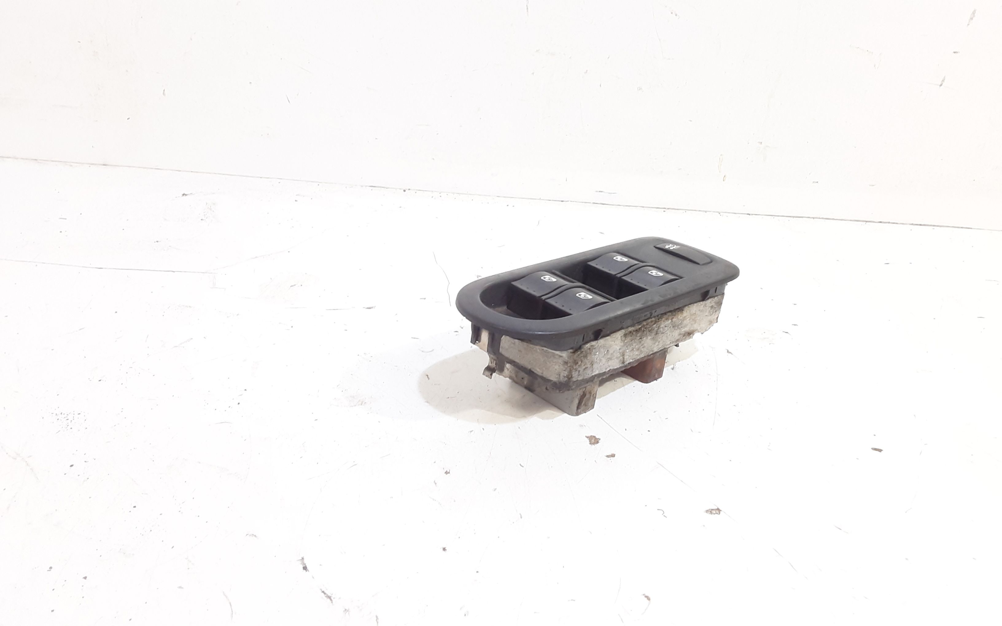 Interruttore Alzacristalli Porta Ant. Sinistro 8200107772 Usato