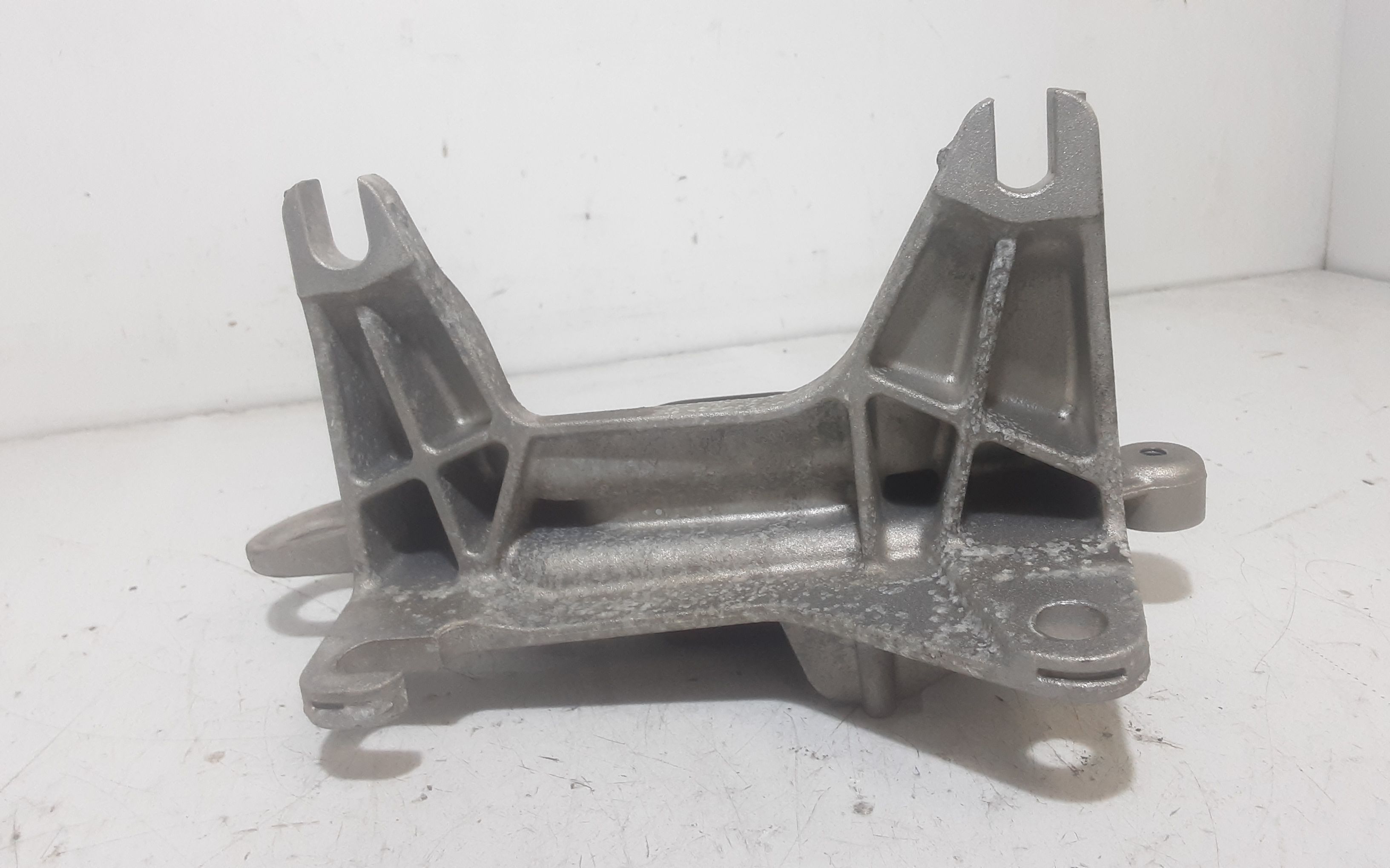 Piastra Alloggiamento Supporto Motore (Con Eventuale Bielletta O Tirante Associato) Usato