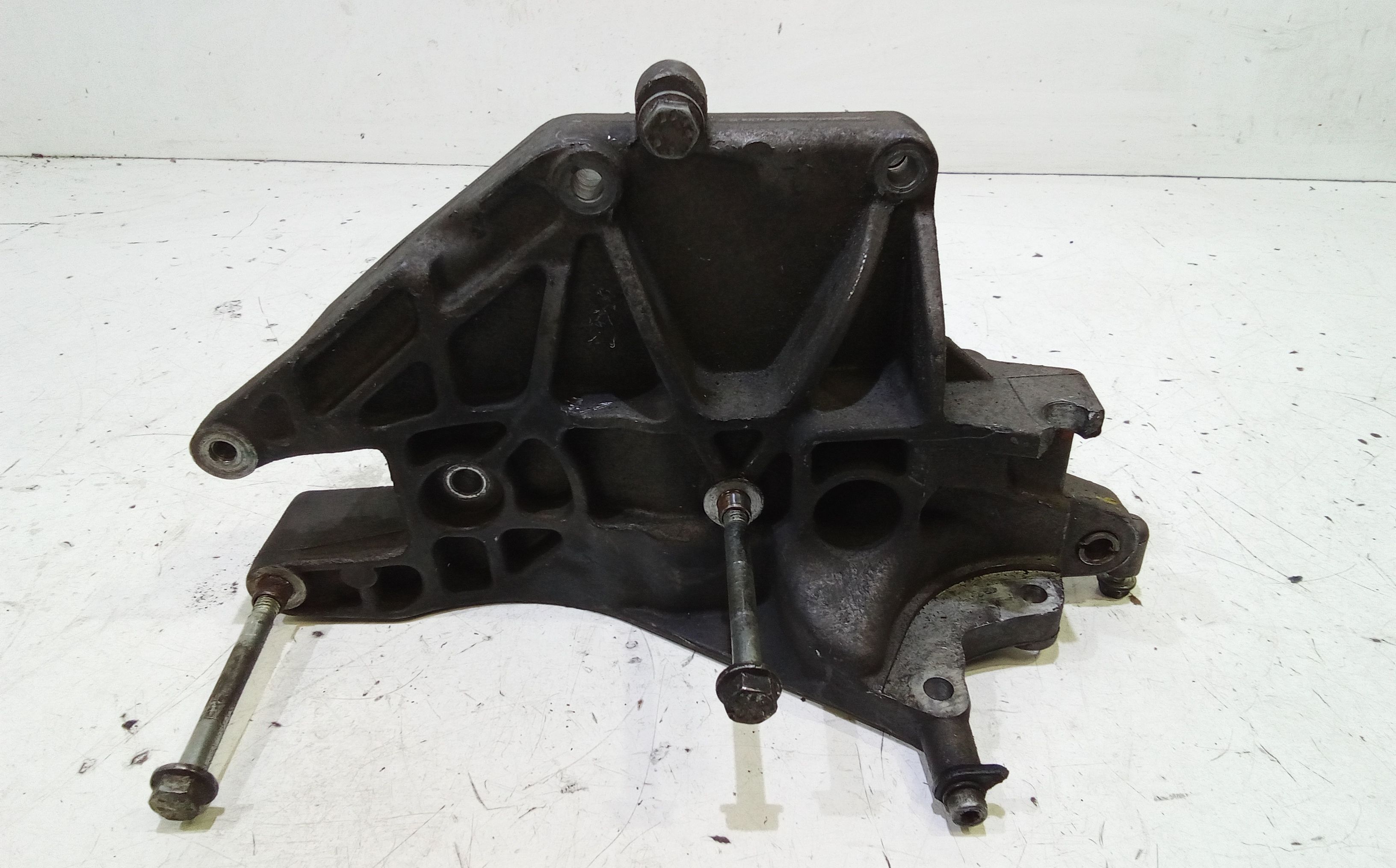 Piastra Alloggiamento Supporto Motore (Con Eventuale Bielletta O Tirante Associato) Usato