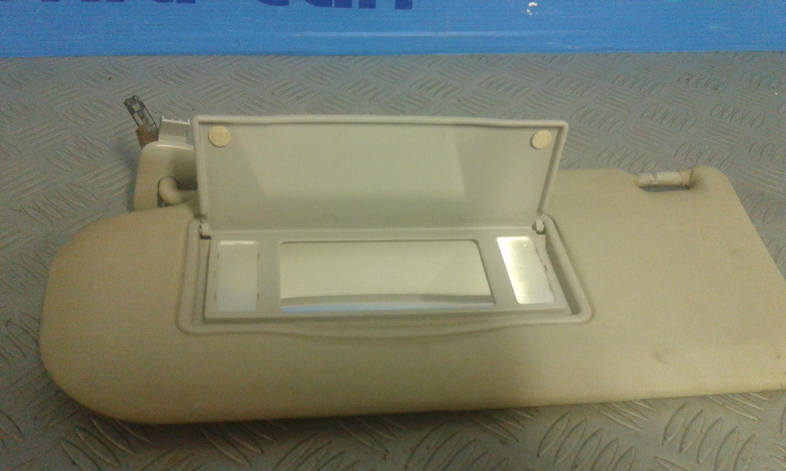 Aletta Parasole Parabrezza Sinistro GJ6A69320B34 Usato