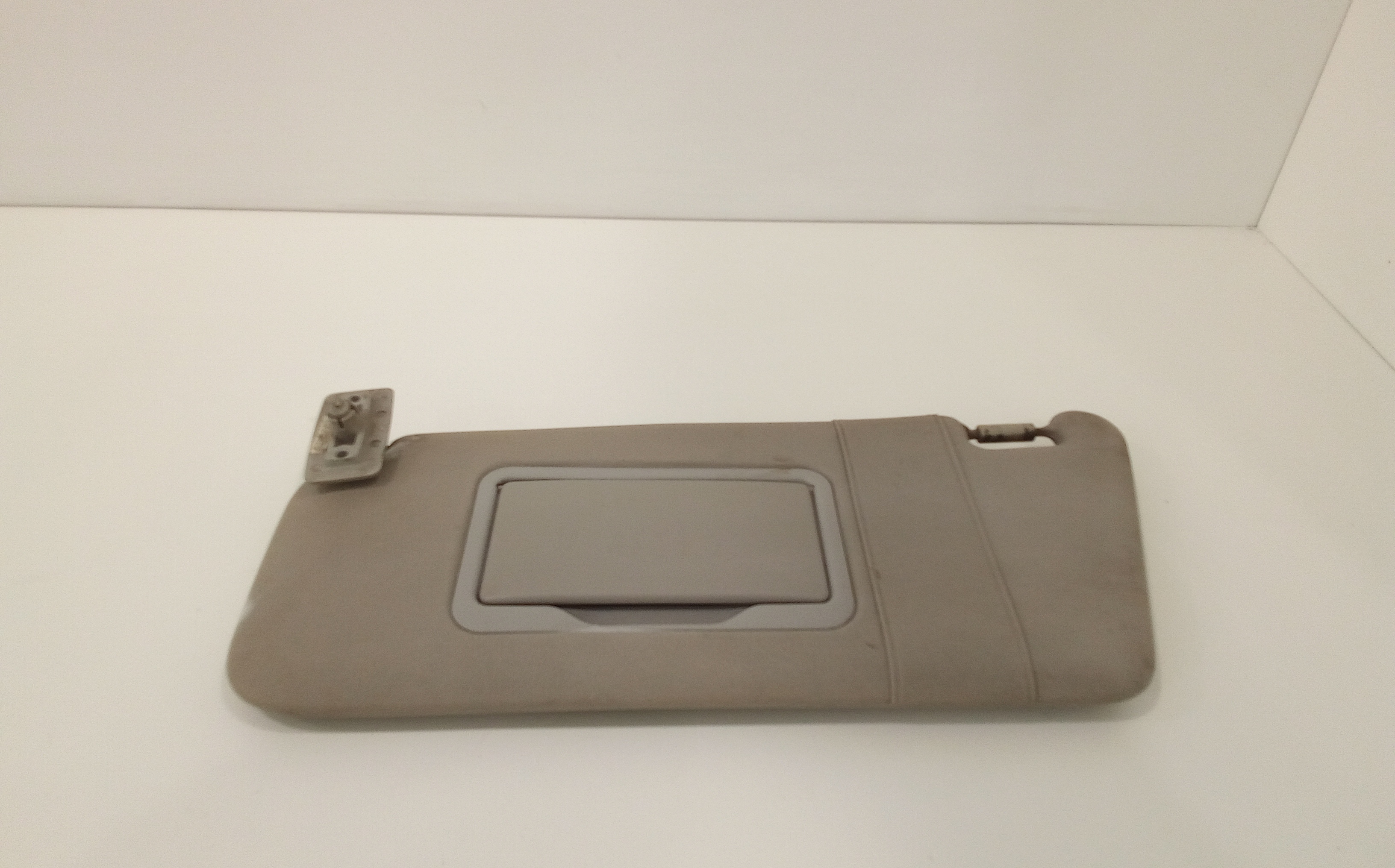 Aletta Parasole Parabrezza Sinistro A1688100110 Usato