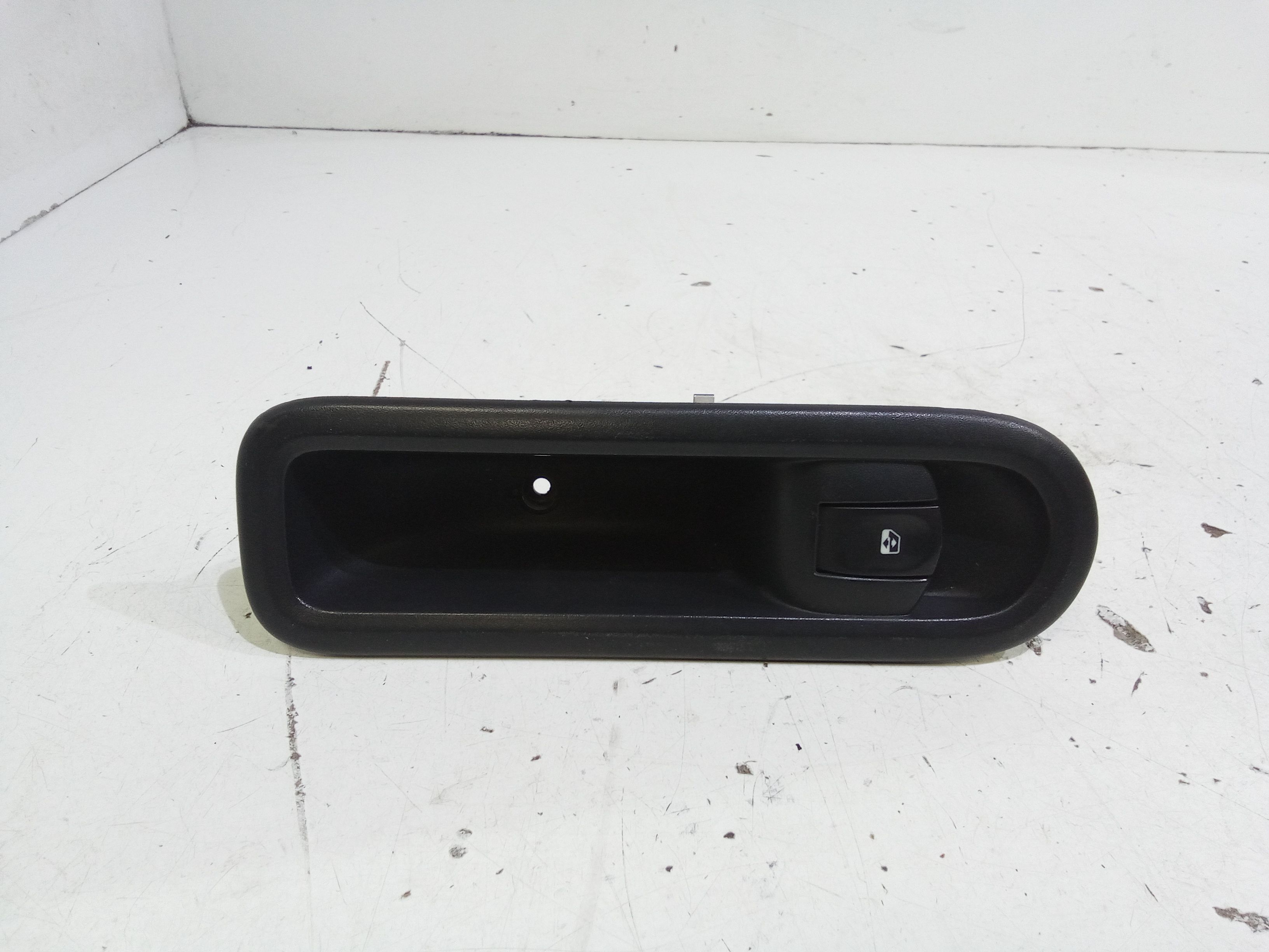 Interruttore Alzacristalli Porta Ant. Destro 8200214936 Usato