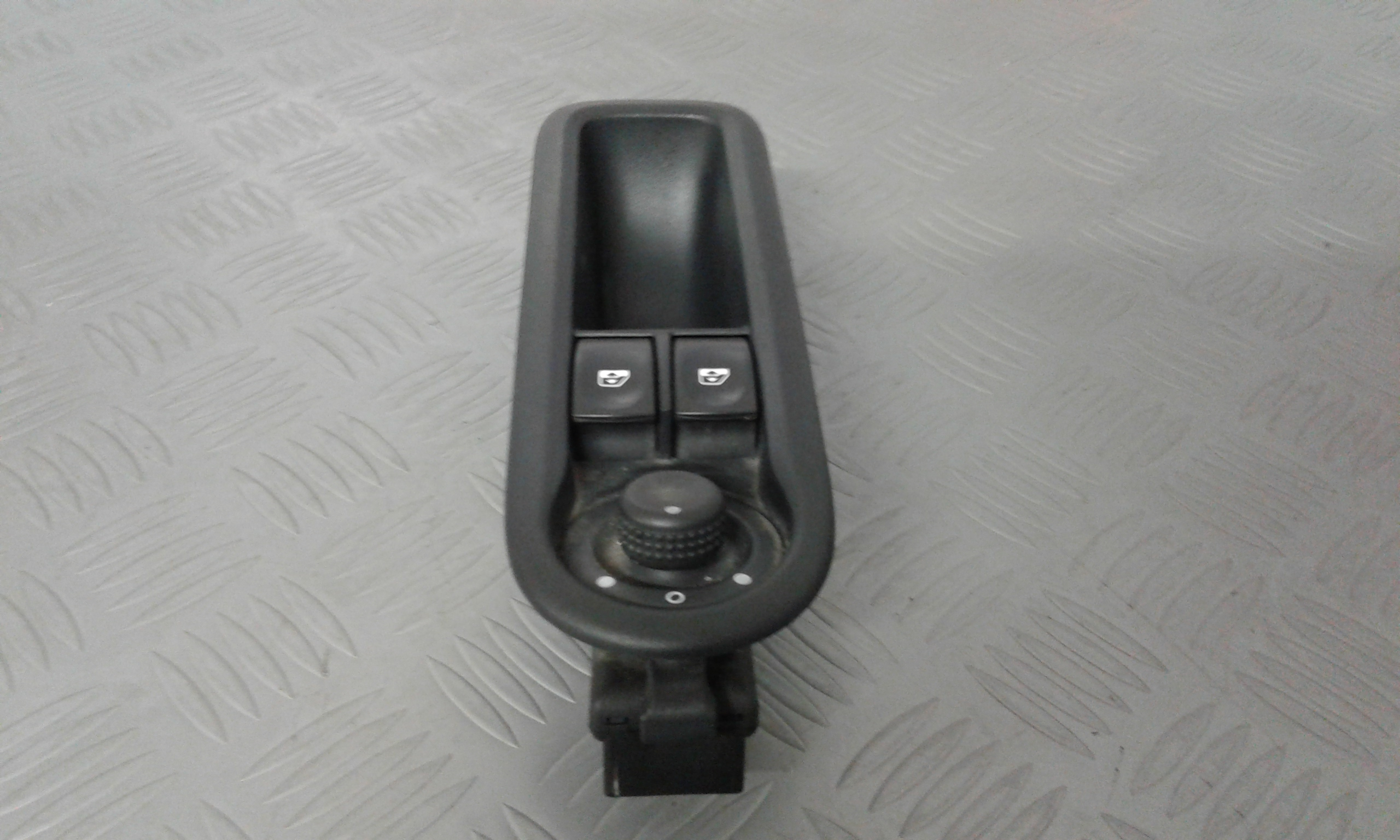 Interruttore Alzacristalli Porta Ant. Sinistro 8200214939 Usato