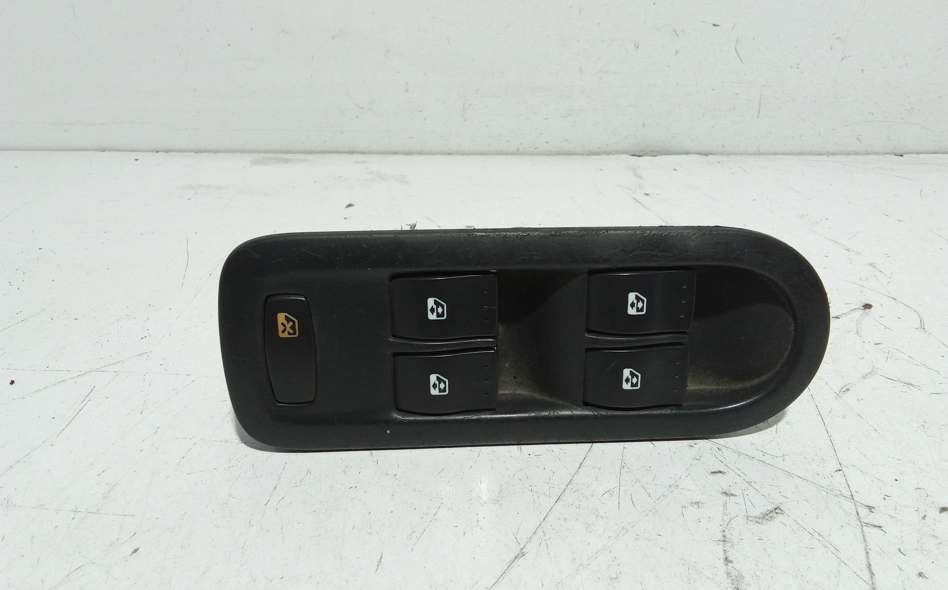 Interruttore Alzacristalli Porta Ant. Sinistro 8200107772 Usato