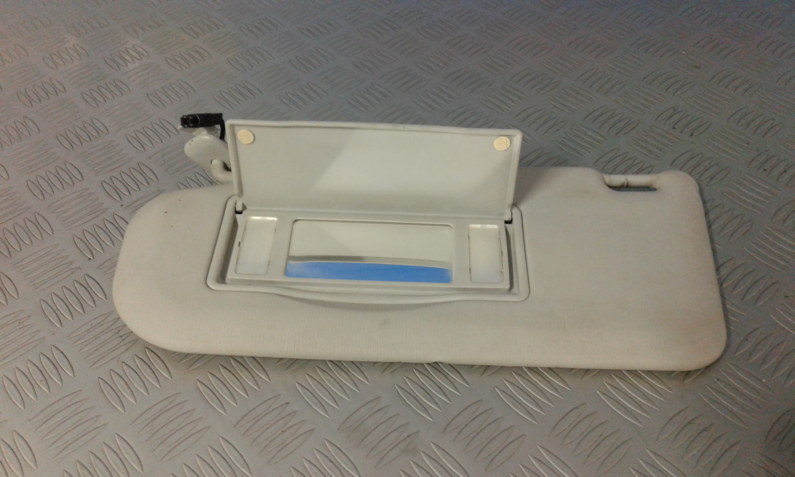 Aletta Parasole Parabrezza Sinistro GJ6A69320B34 Usato