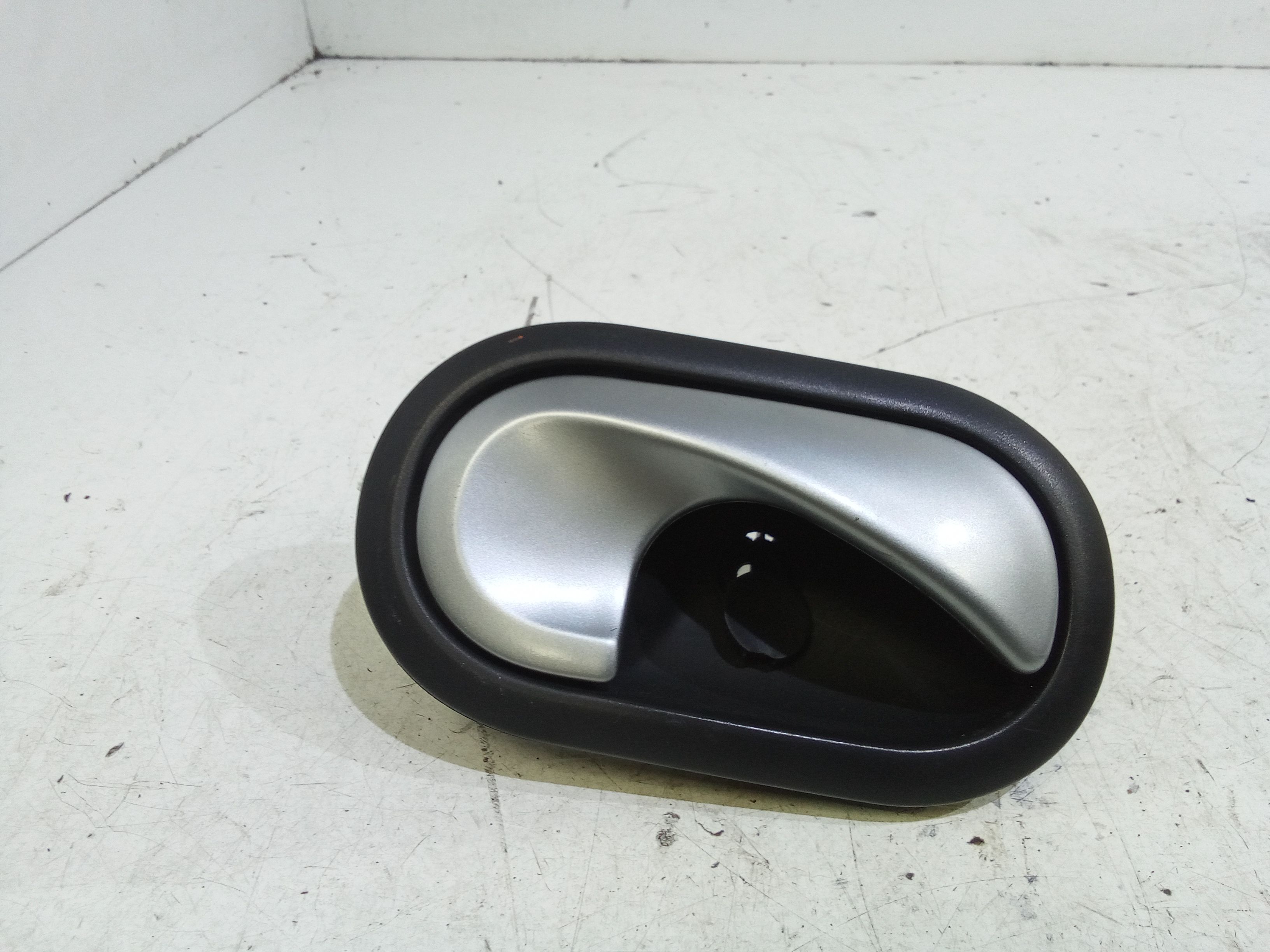 Maniglia Int. Apertura Porta Post. Destro 8200310580 Usato