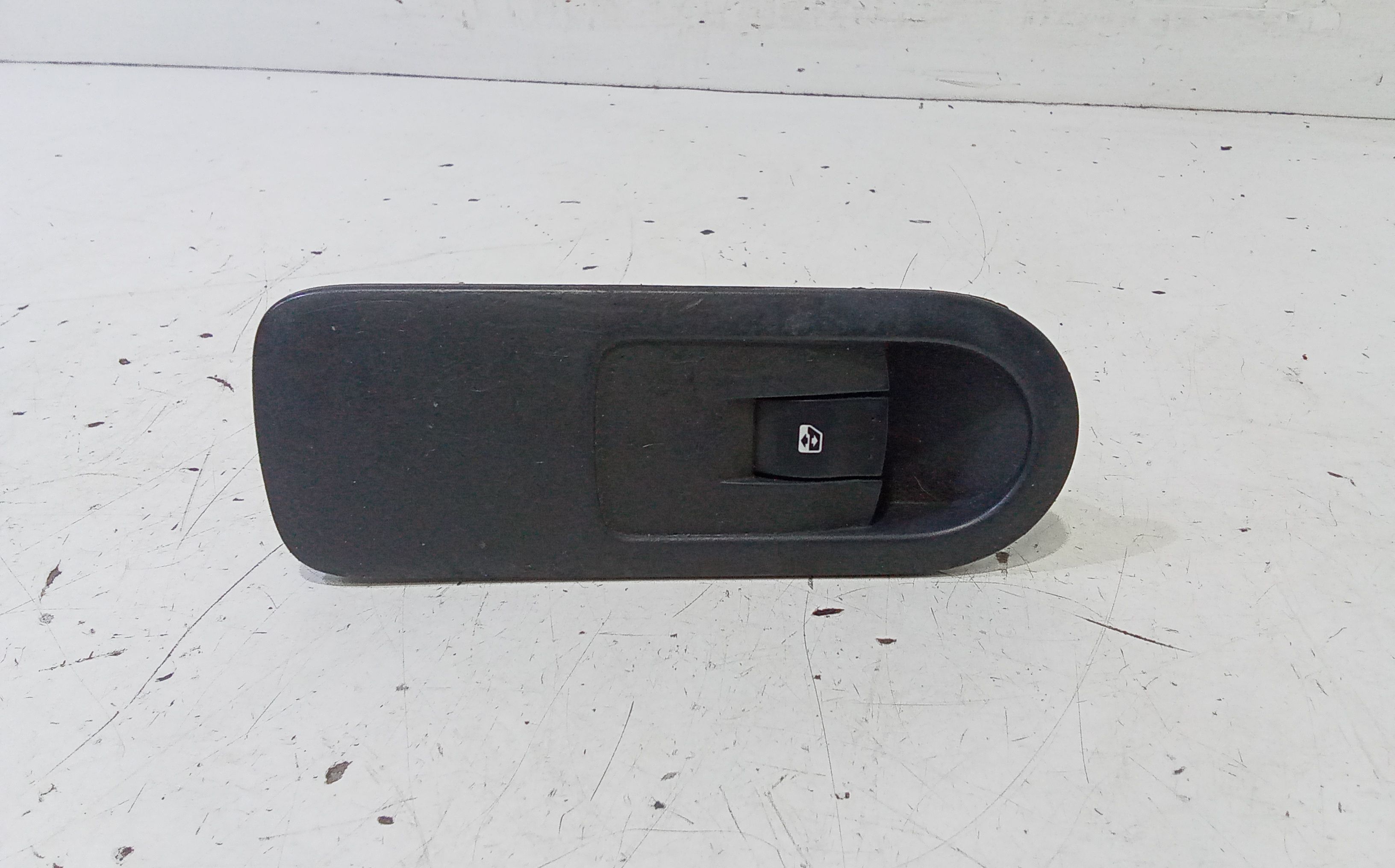 Interruttore Alzacristalli Porta Ant. Destro 8200220511 Usato