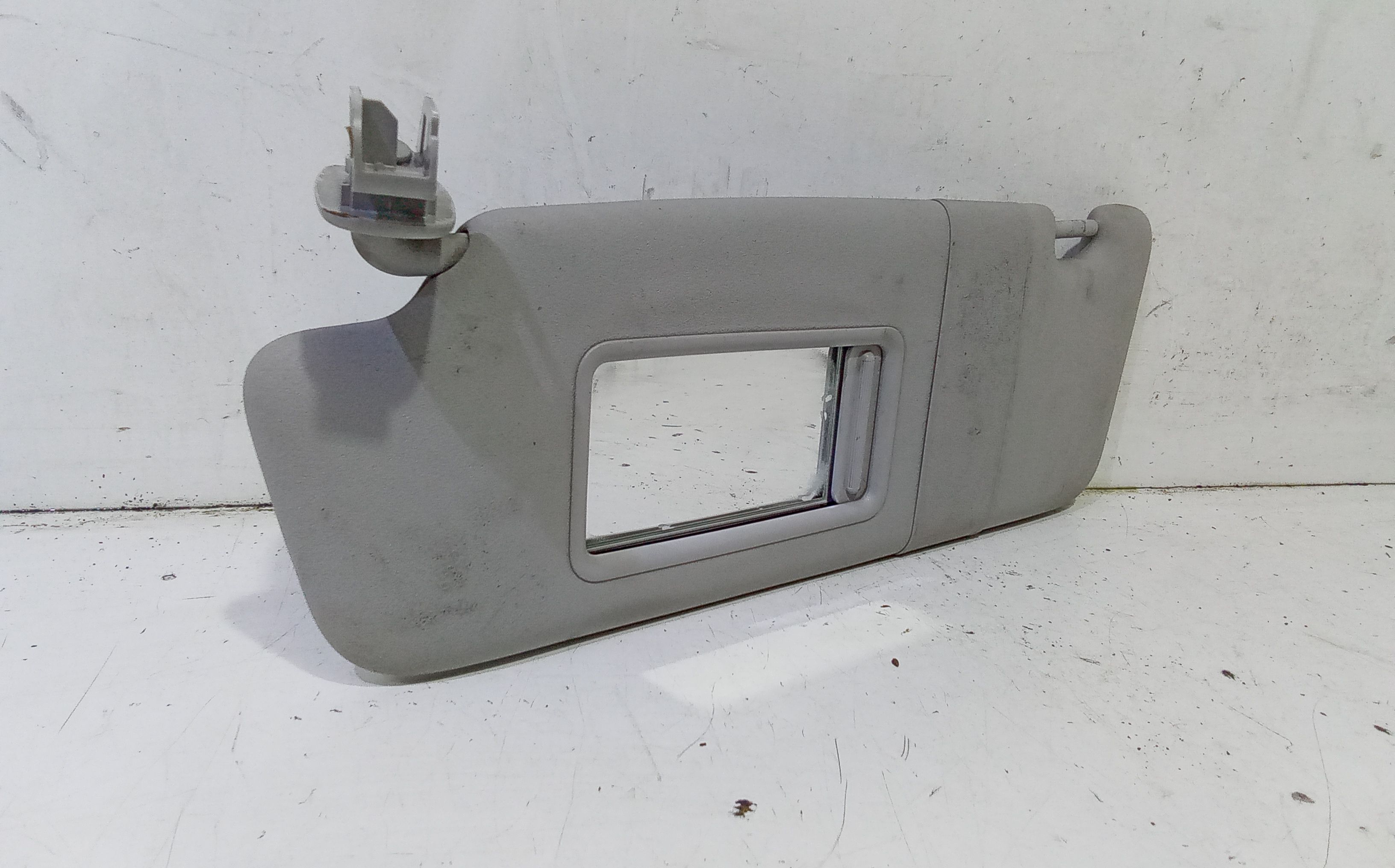 Aletta Parasole Parabrezza Sinistro 8P0857551AE5B9 Usato