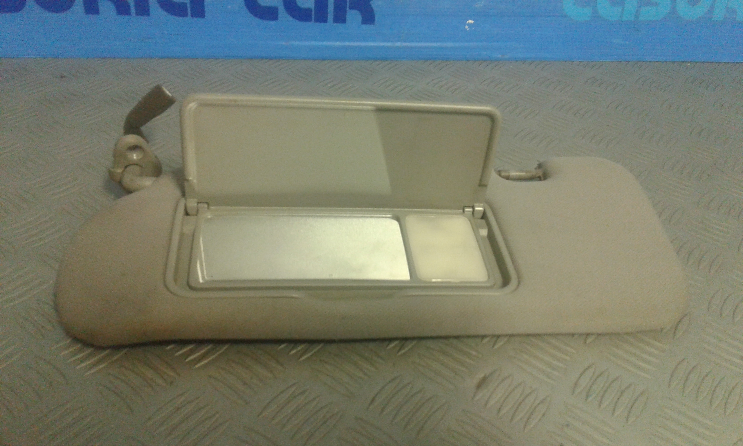 Aletta Parasole Parabrezza Sinistro 852033E01044 Usato