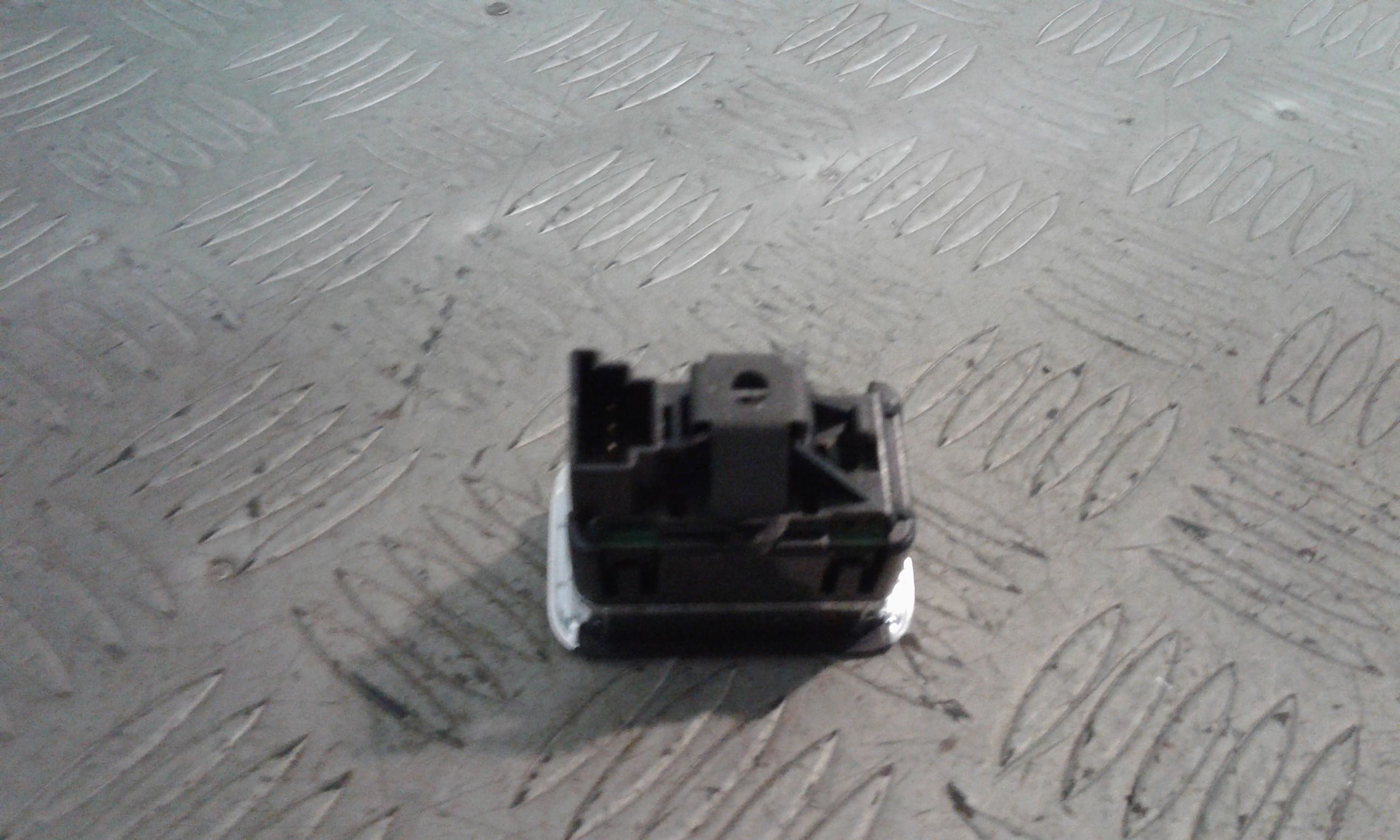 Interruttore Alzacristalli Porta Post. Sinistro A20490581029107 Usato