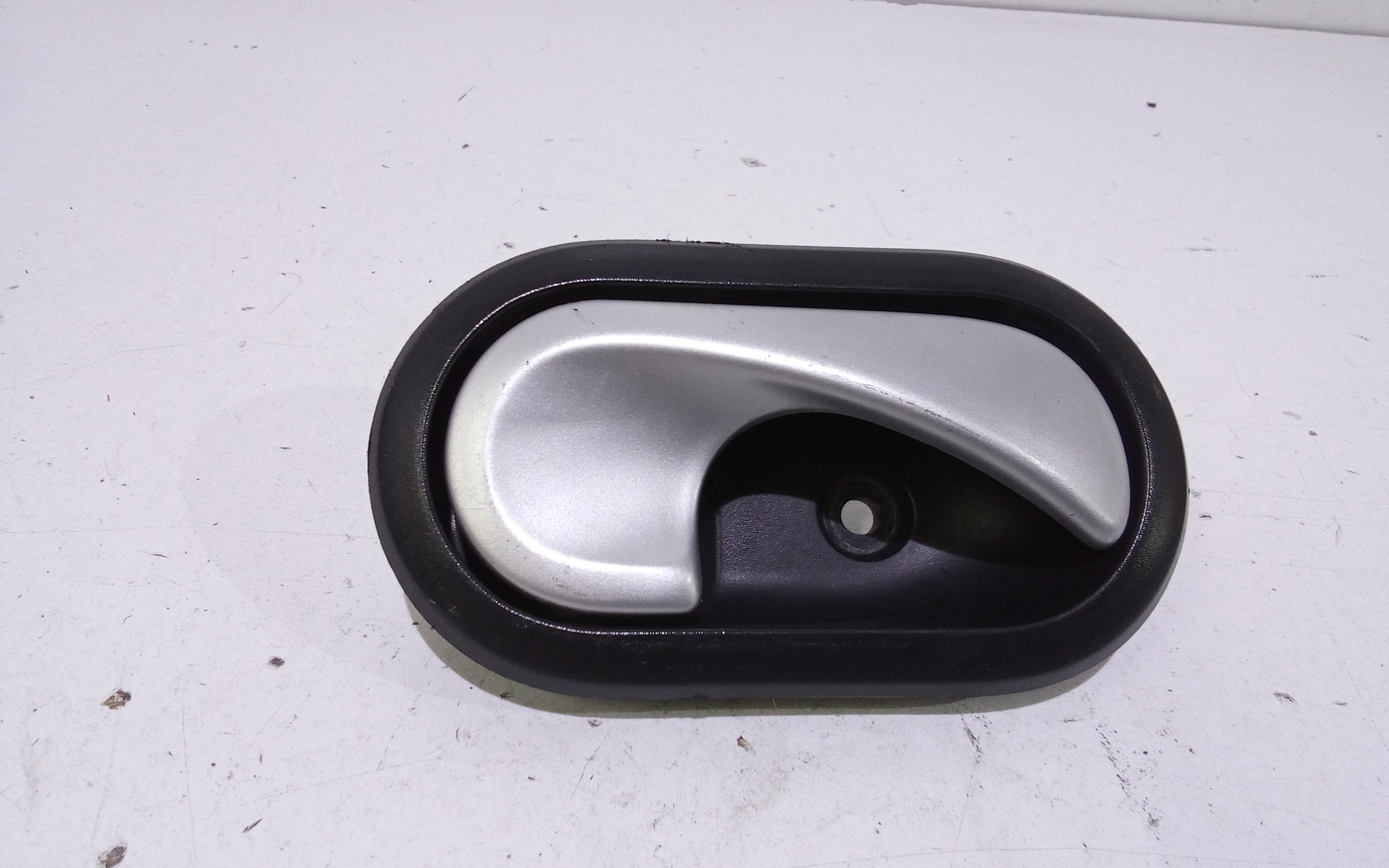 Maniglia Int. Apertura Porta Post. Destro 8200733847 Usato