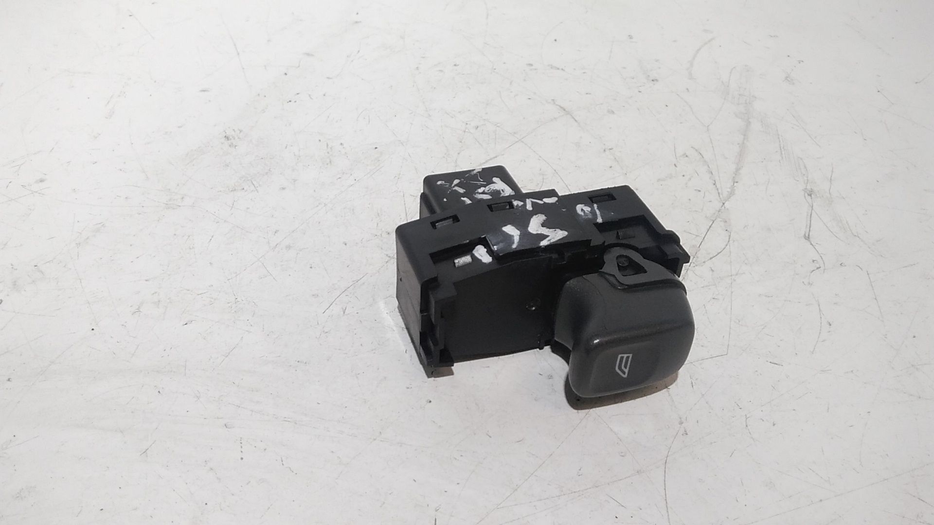 Interruttore Alzacristalli Porta Post. Destro 30658696 Usato