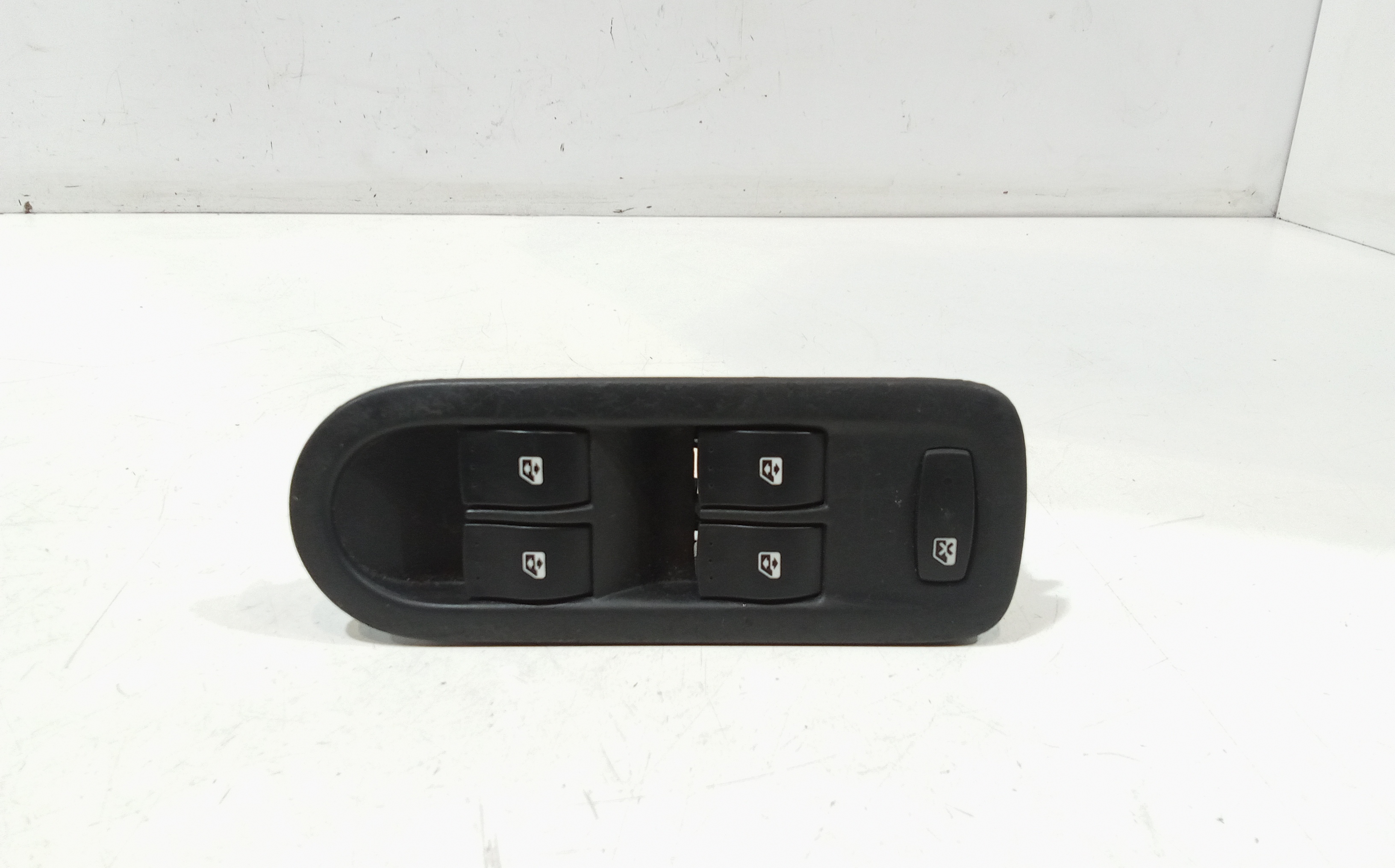 Interruttore Alzacristalli Porta Ant. Sinistro 8200107772 Usato