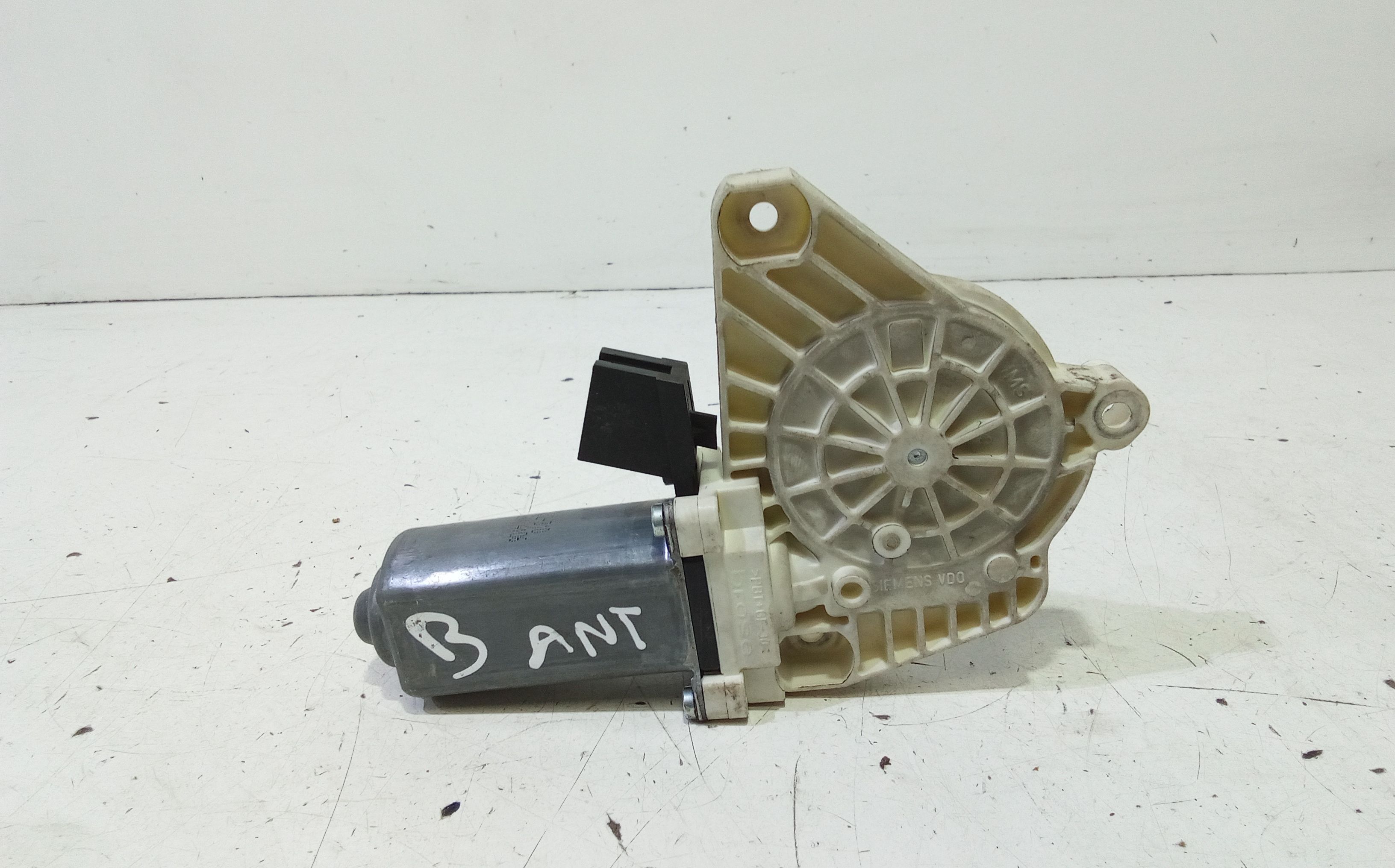 Motorino Alzacristallo Porta Ant. Destro A1698201642 Usato