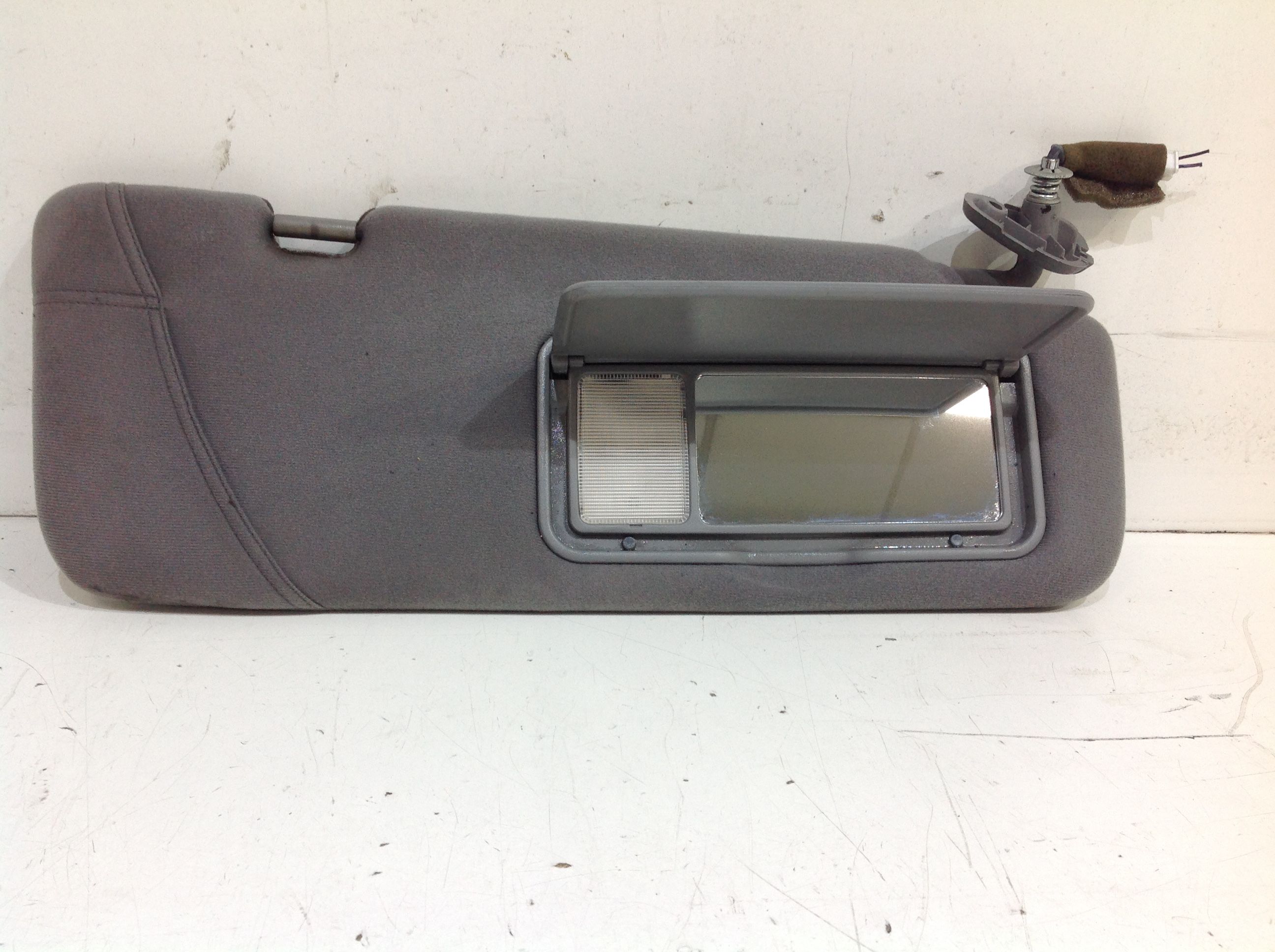 Aletta Parasole Parabrezza Sinistro 852104D310QW Usato