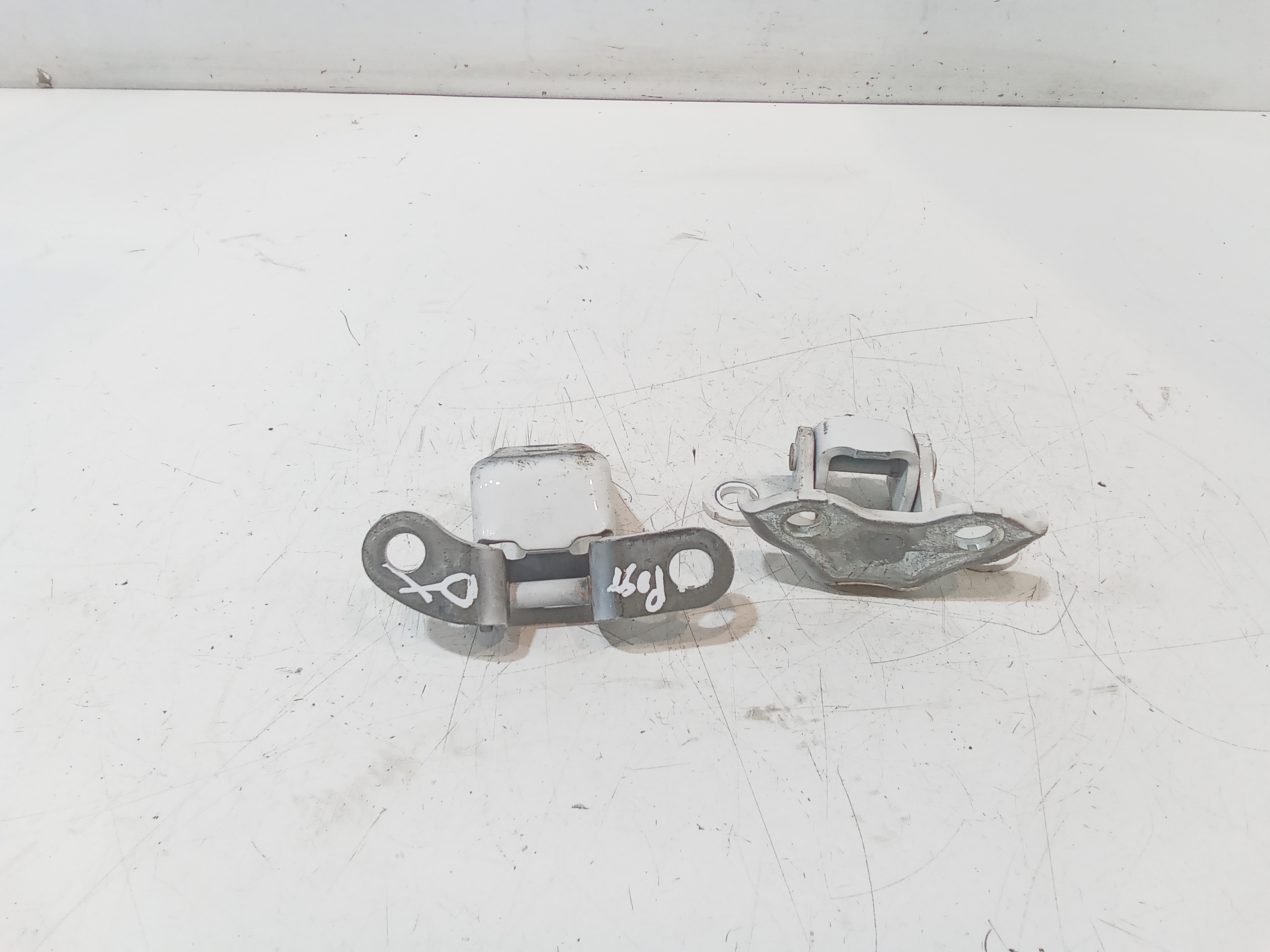 Cerniera Inf. Porta Post. Destro + Cerniera Porta Post. Destro Usato