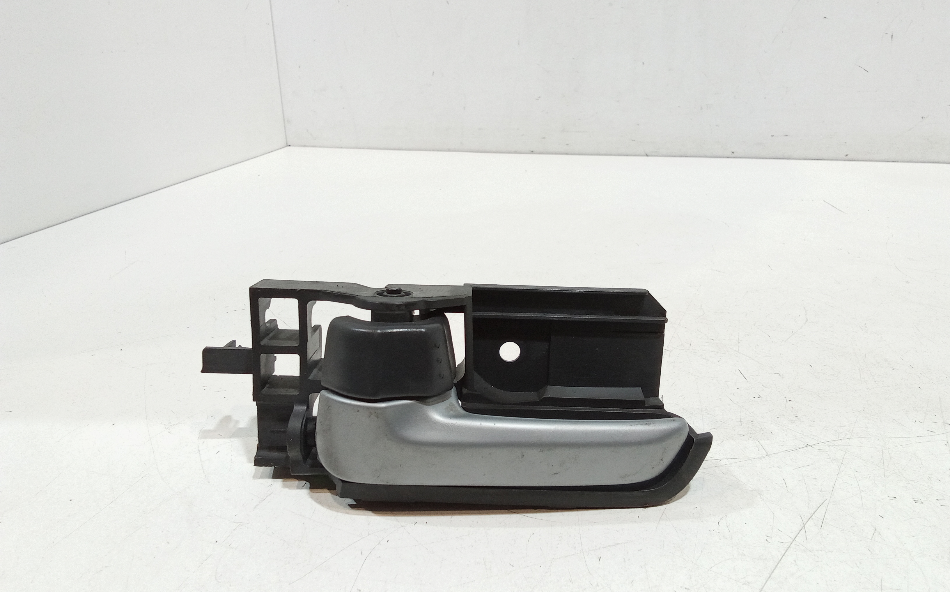 Maniglia Int. Apertura Porta Ant. Sinistro 83130M68K00FPG Usato
