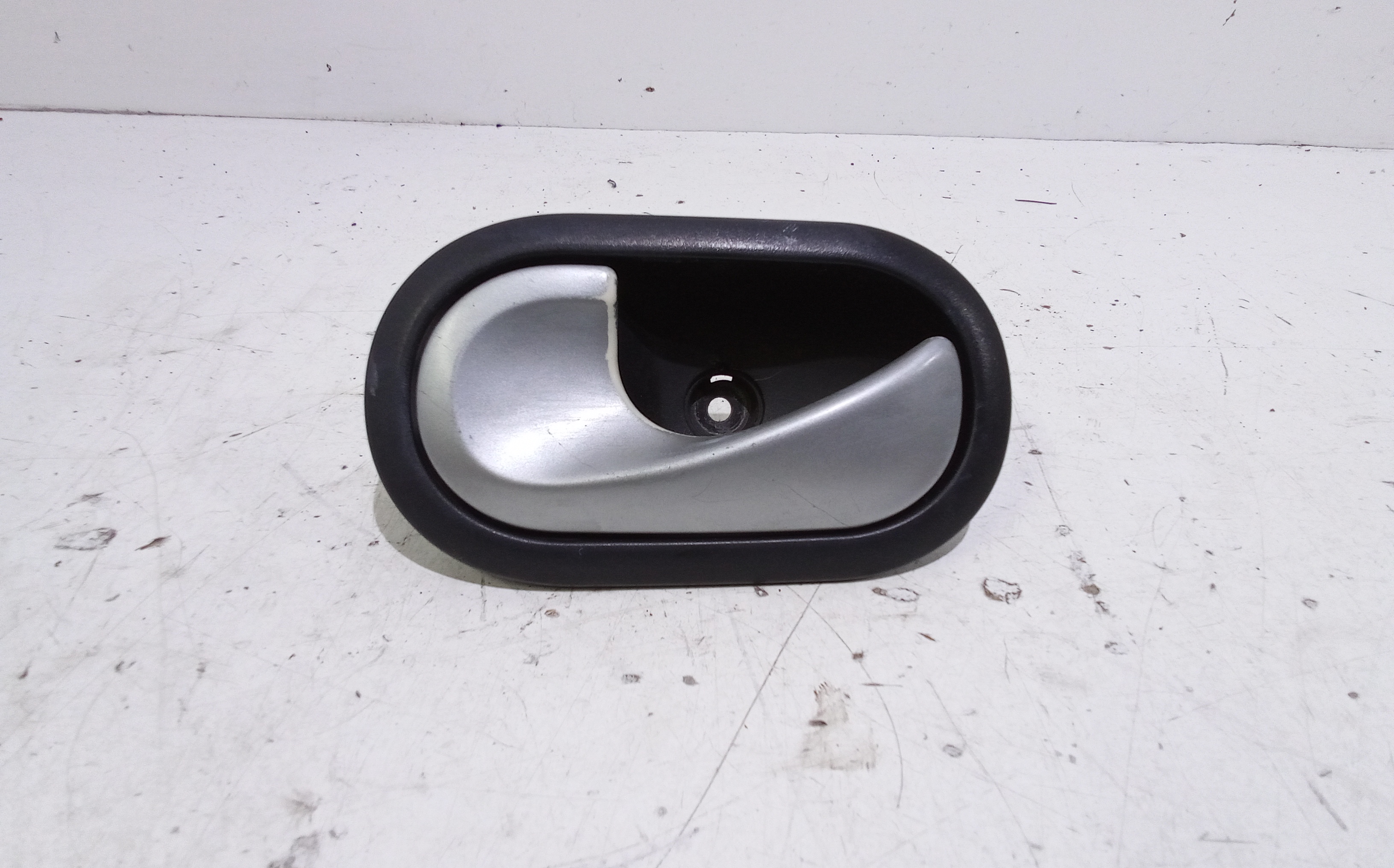 Maniglia Int. Apertura Porta Post. Destro 8200310580 Usato