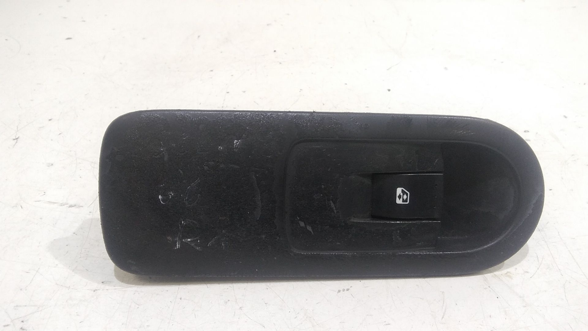 Interruttore Alzacristalli Porta Ant. Destro 8200220511 Usato