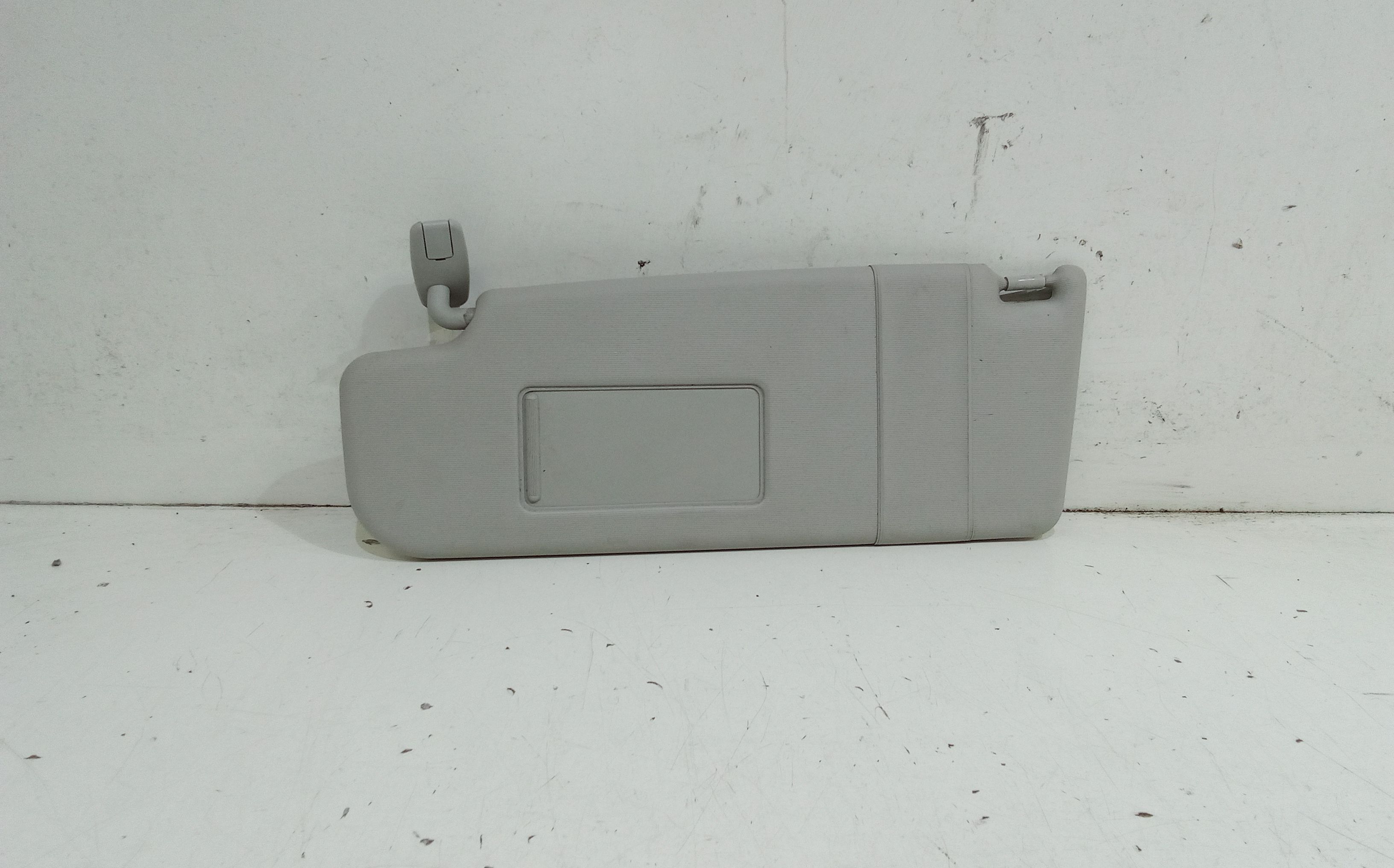 Aletta Parasole Parabrezza Sinistro 5J1857551Q2F4 Usato