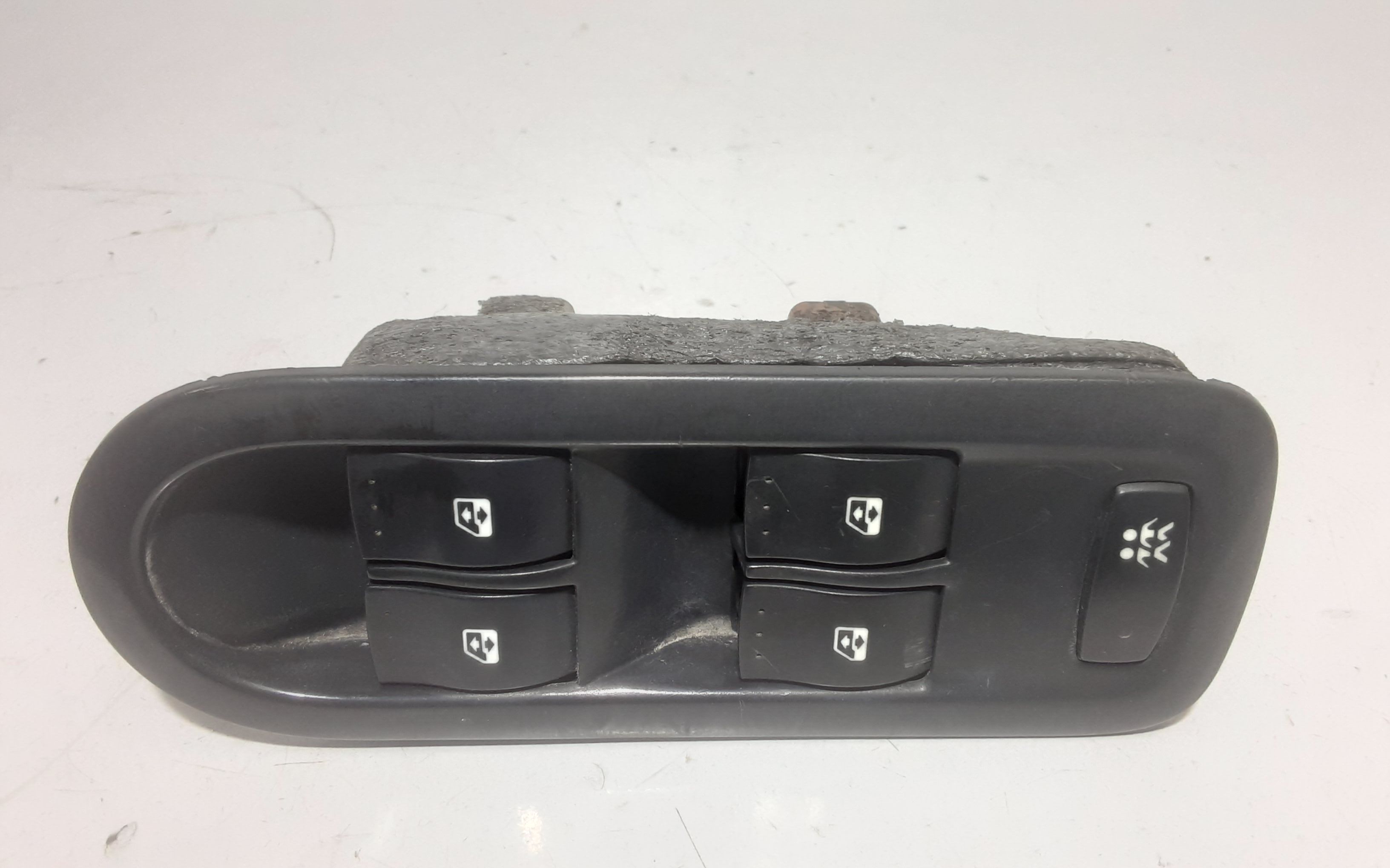 Interruttore Alzacristalli Porta Ant. Sinistro 8200107772 Usato