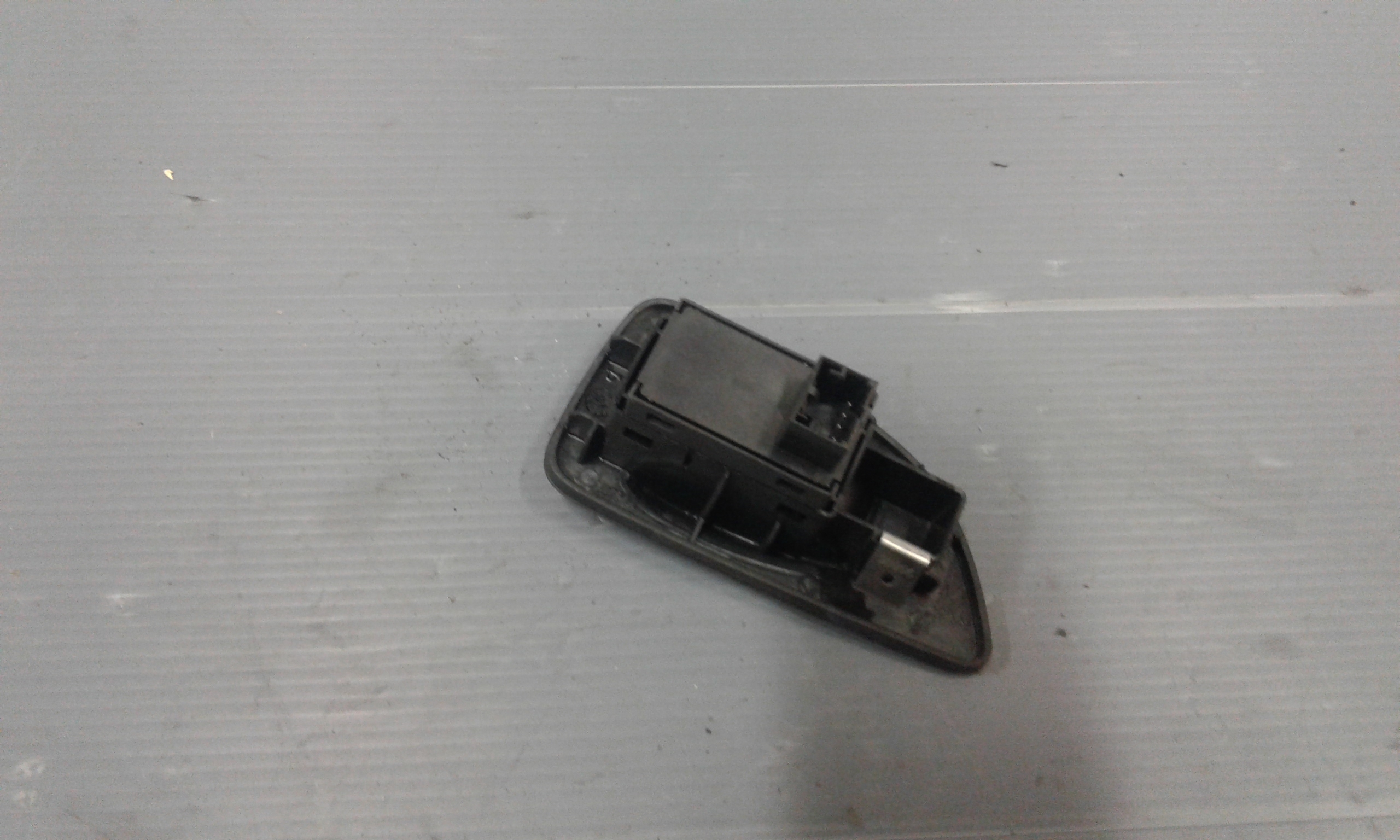 Interruttore Alzacristalli Porta Post. Destro 735441029 Usato