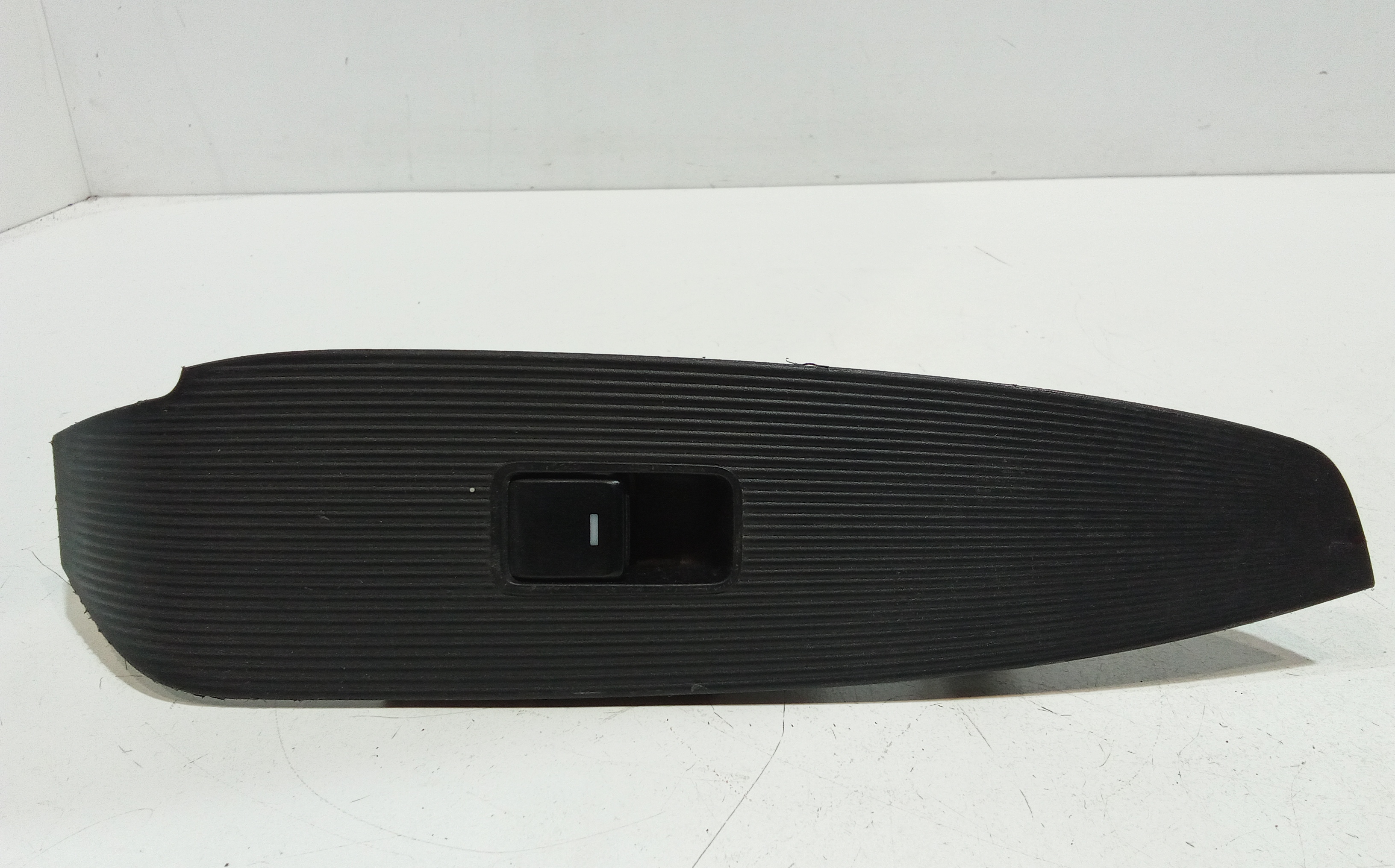 Interruttore Alzacristalli Porta Post. Destro KA1F66380 Usato