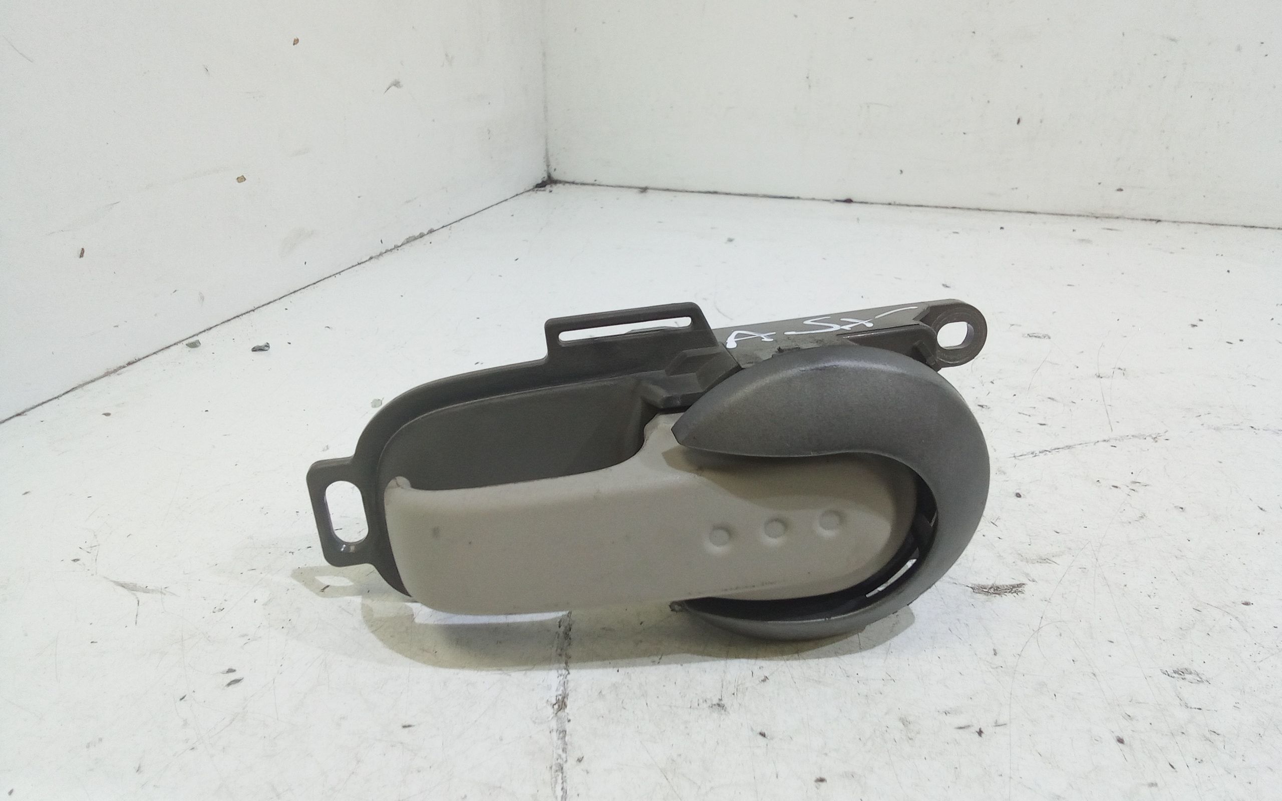 Maniglia Int. Apertura Porta Ant. Sinistro 80670AX603 Usato