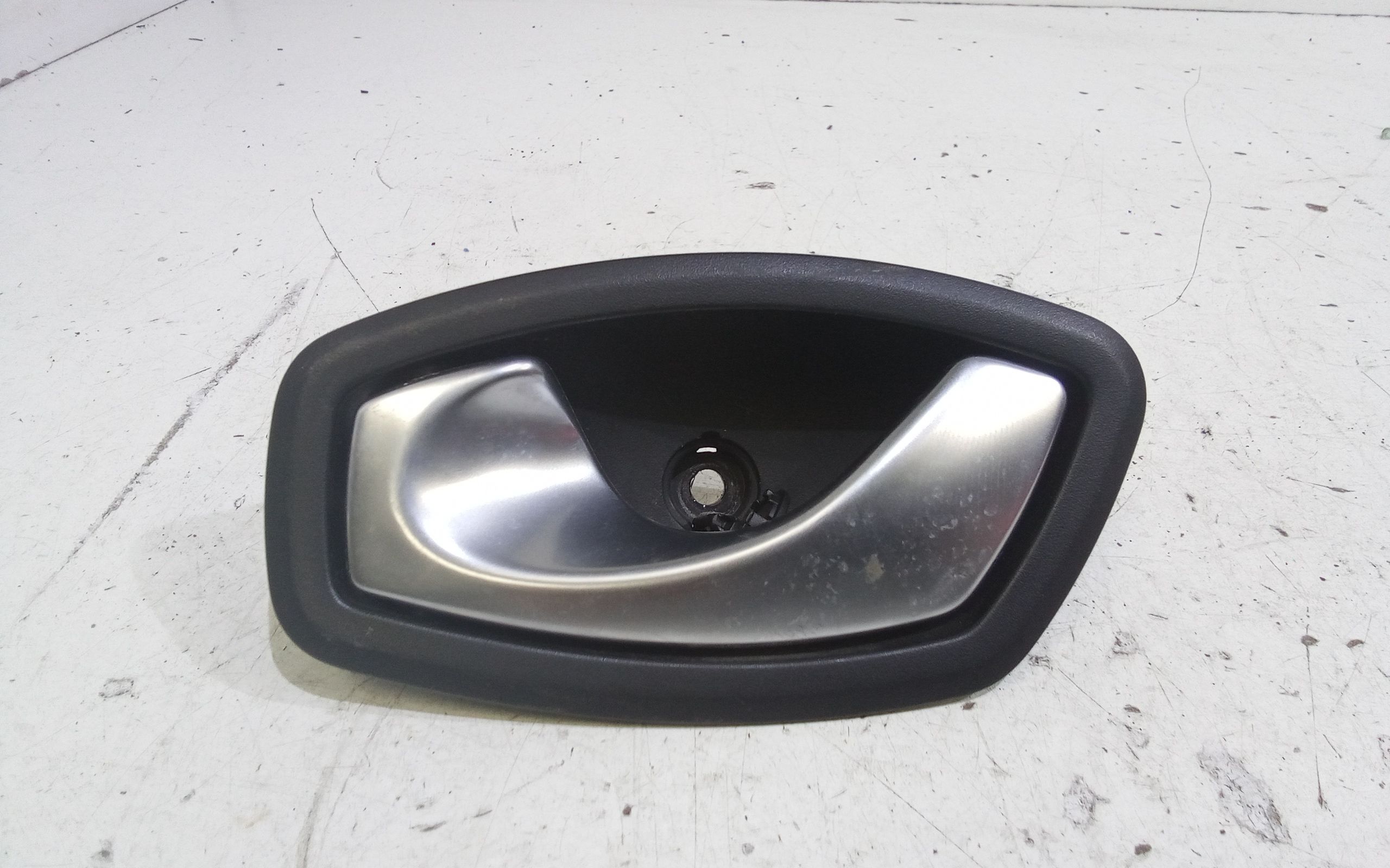 Maniglia Int. Apertura Porta Post. Sinistro 806700014R Usato