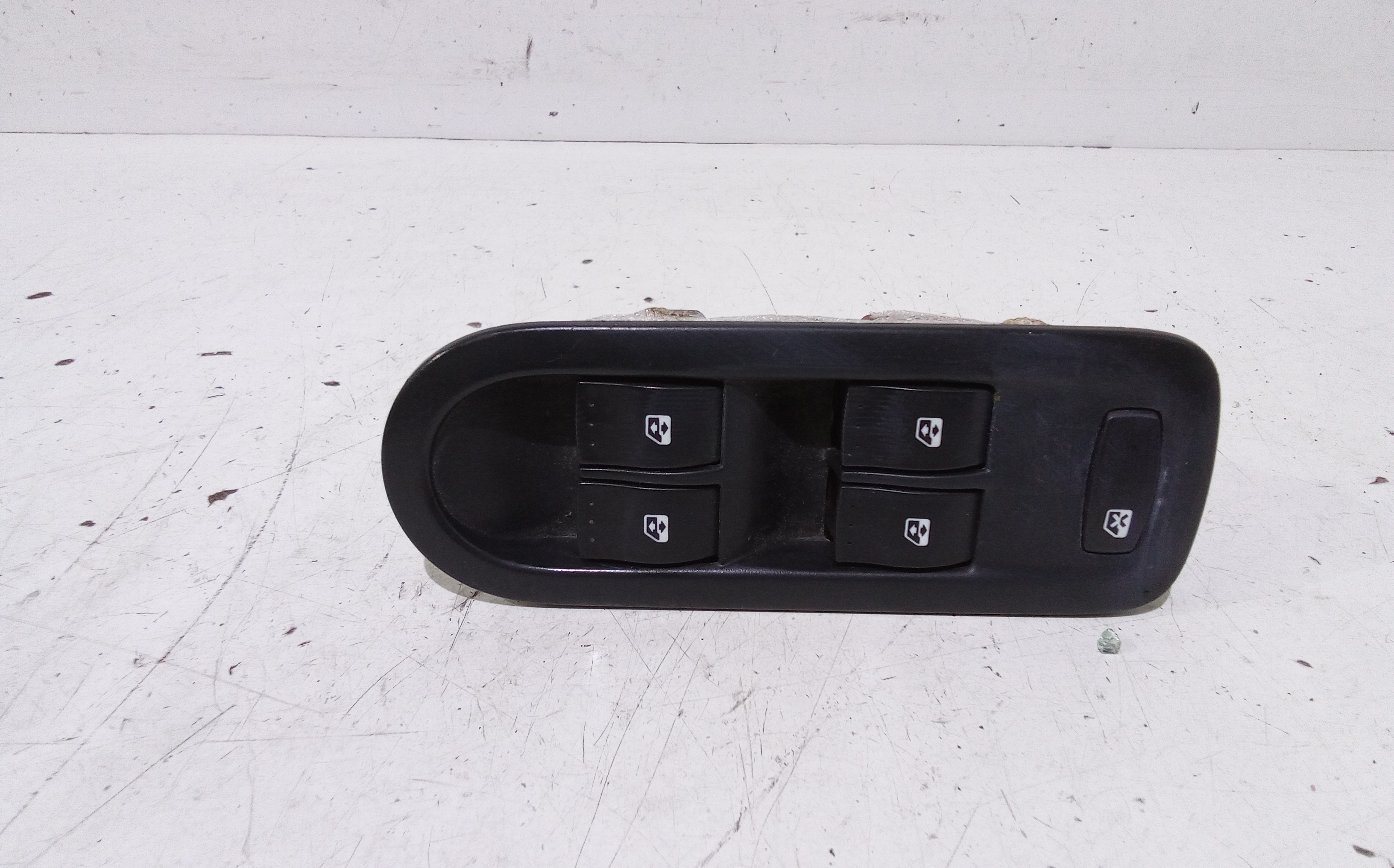 Interruttore Alzacristalli Porta Ant. Sinistro 8200107772 Usato