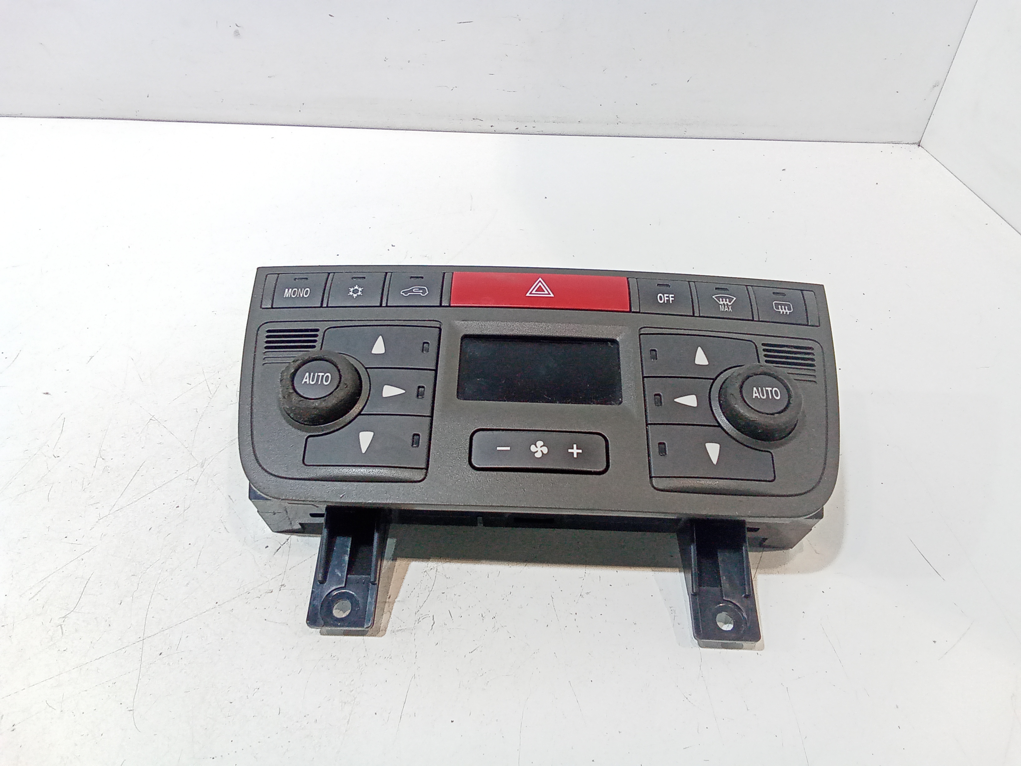 Blocco Comando Climatizzazione 77364222 Usato