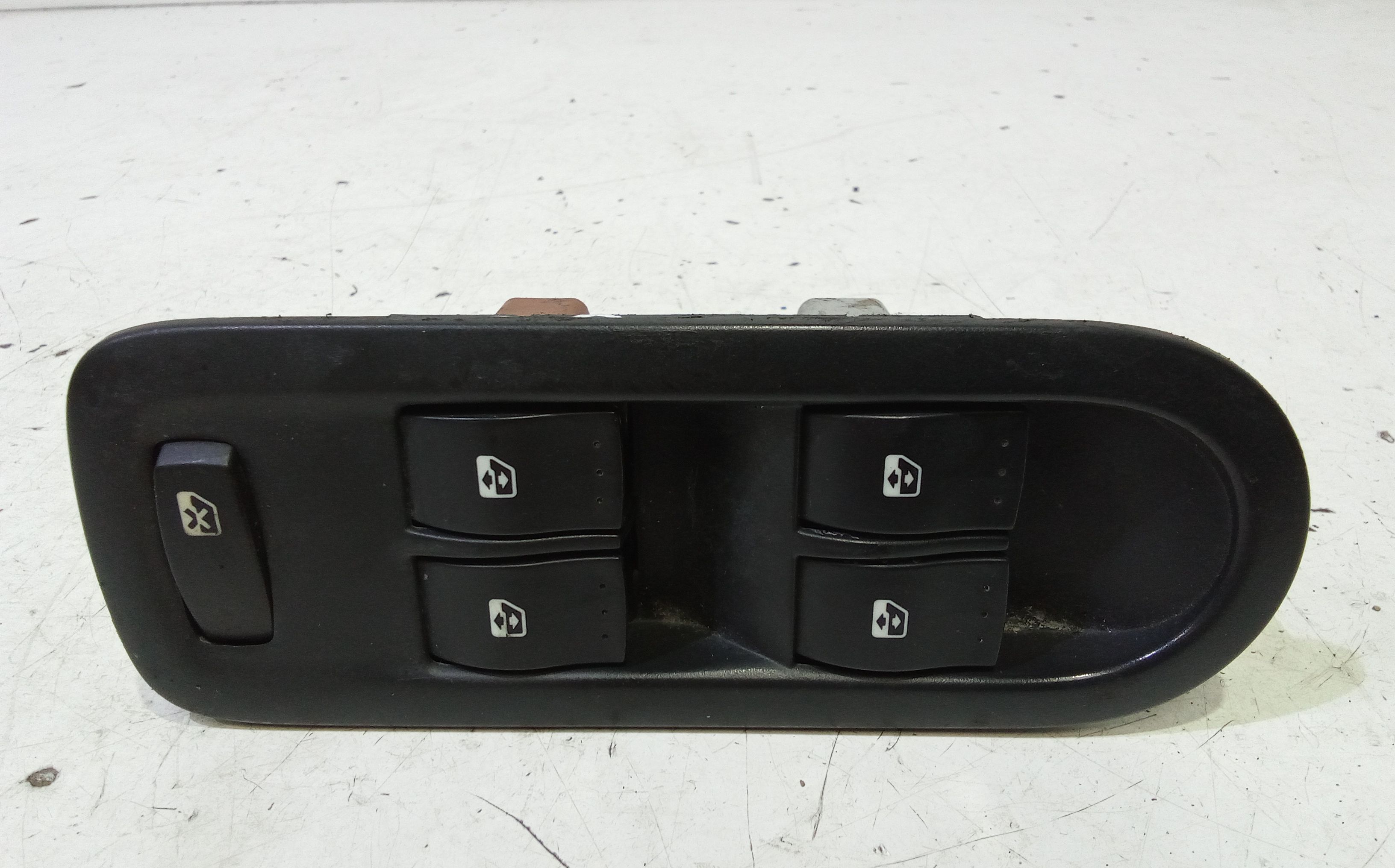 Interruttore Alzacristalli Porta Ant. Sinistro 8200107772 Usato