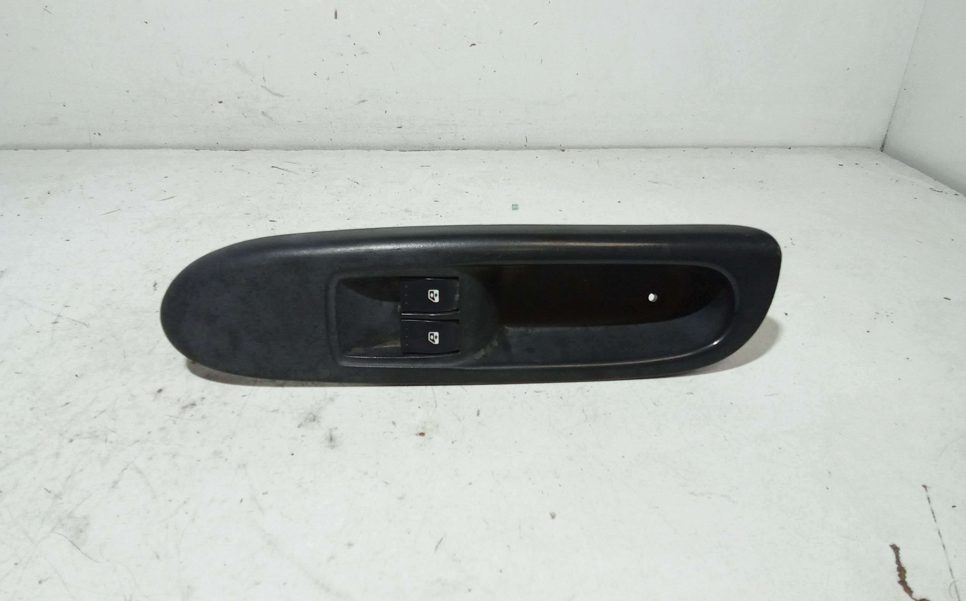 Interruttore Alzacristalli Porta Ant. Sinistro 8200214939 Usato