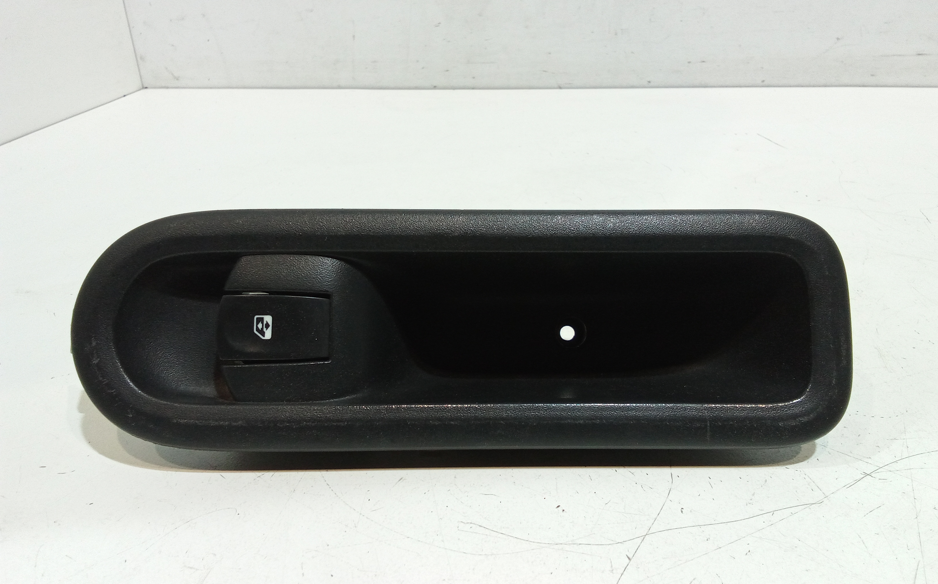 Interruttore Alzacristalli Porta Ant. Destro 8200214936 Usato