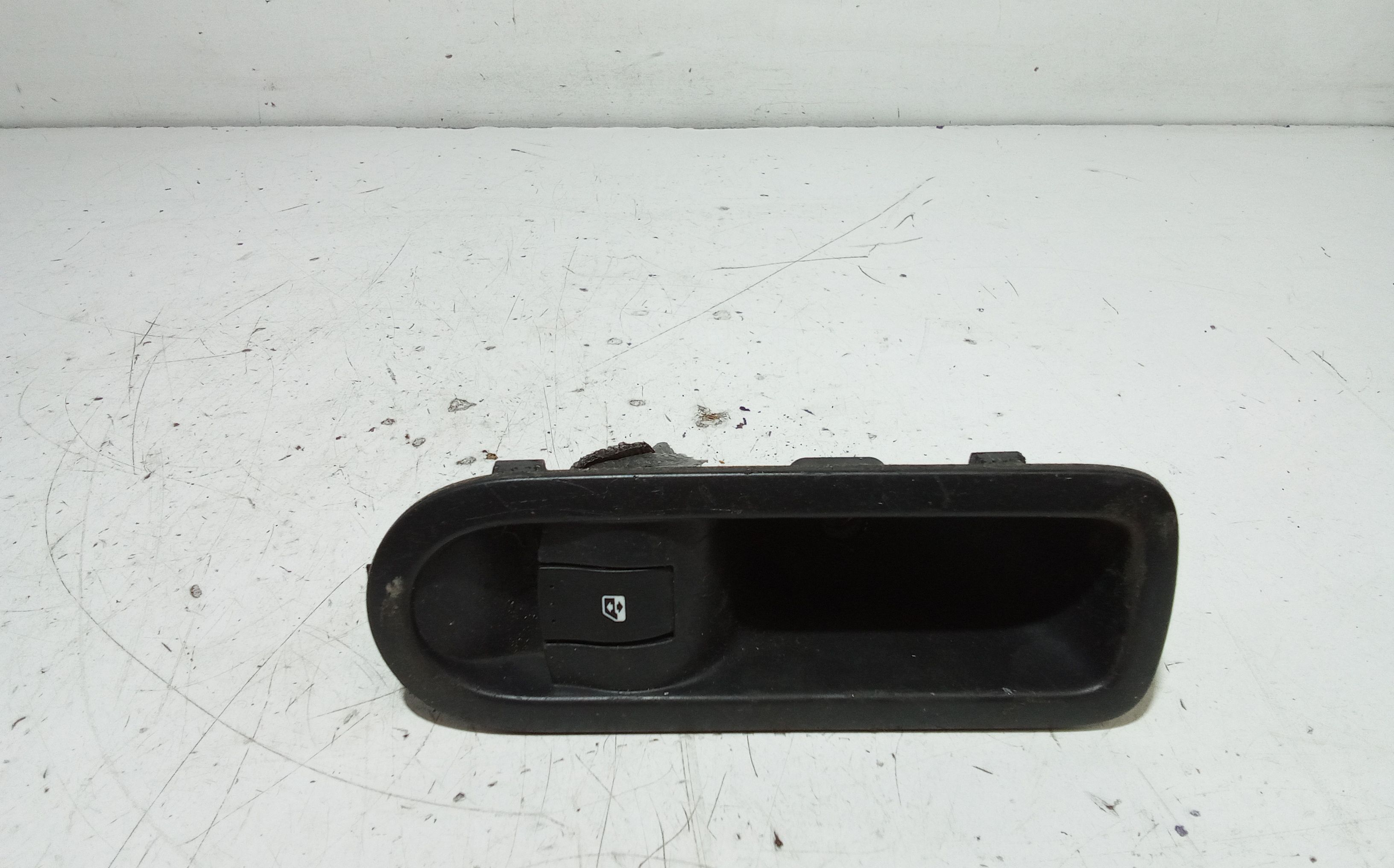 Interruttore Alzacristalli Porta Post. Destro 8200315024 Usato