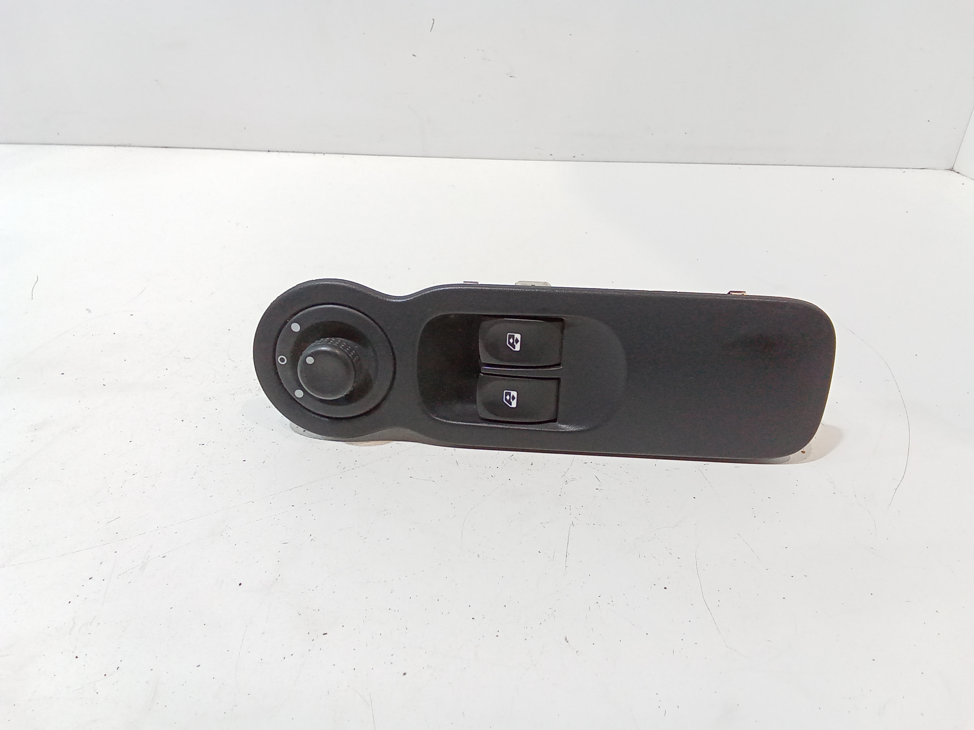 Interruttore Alzacristalli Porta Ant. Sinistro 8200214939 Usato