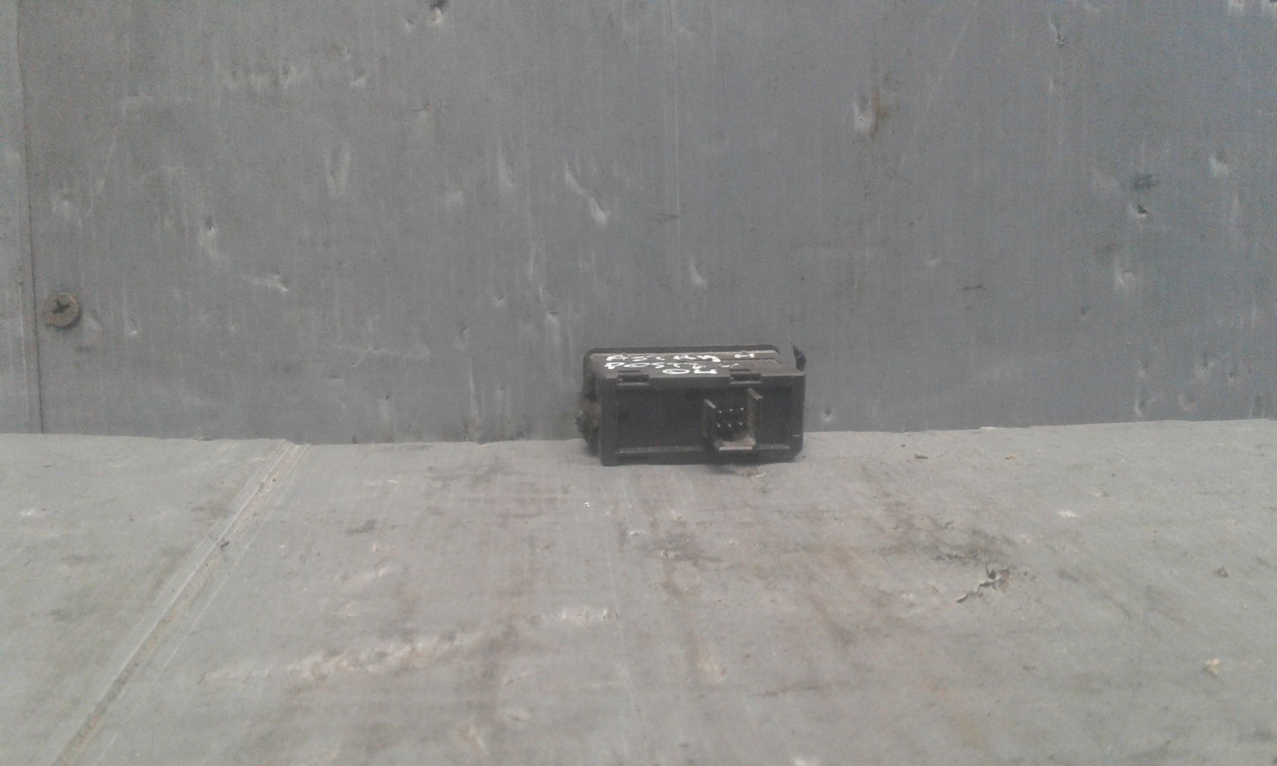 Interruttore Alzacristalli Porta Post. Destro 13228882 Usato