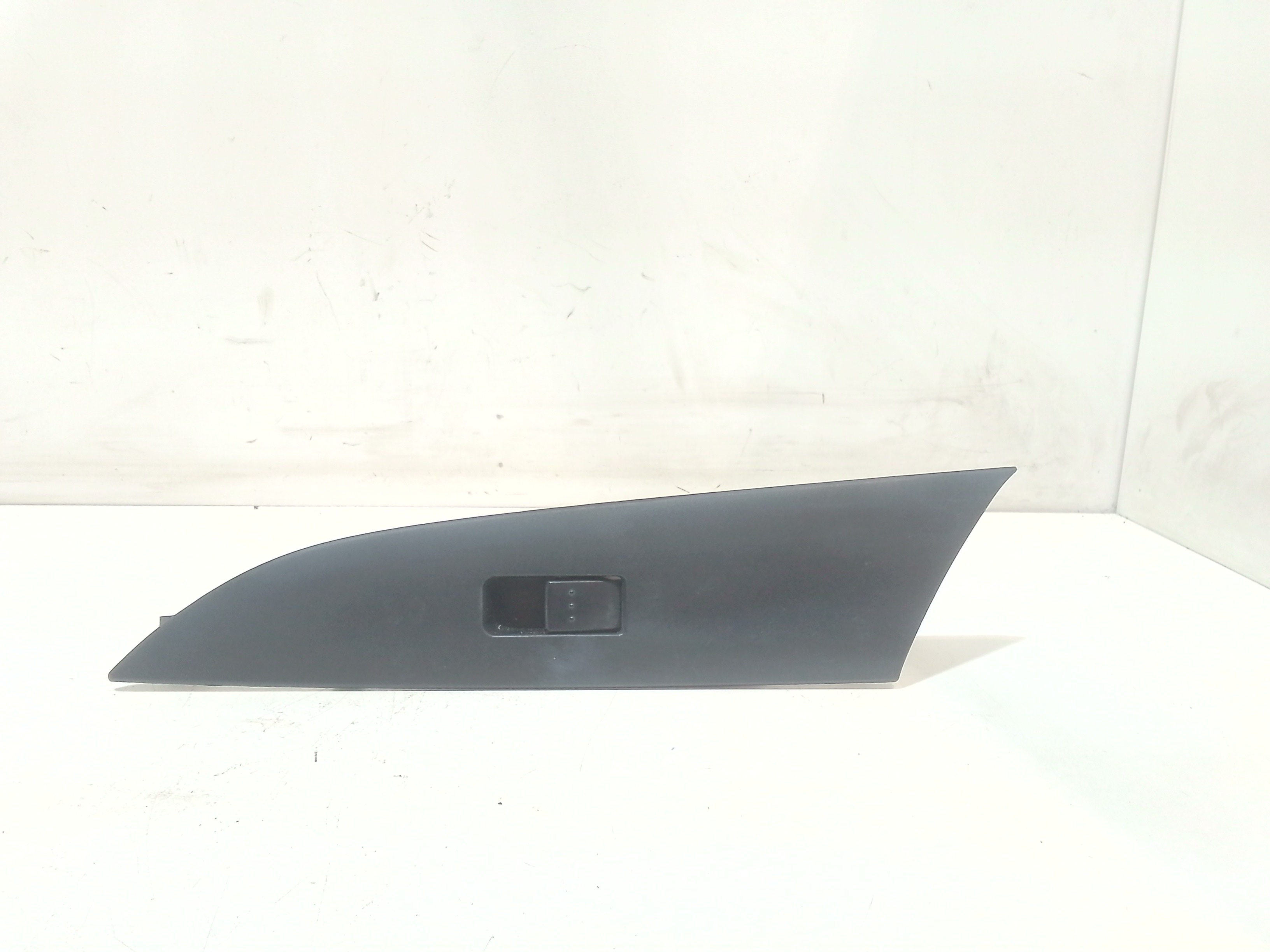 Interruttore Alzacristalli Porta Ant. Destro BP4K66370 Usato