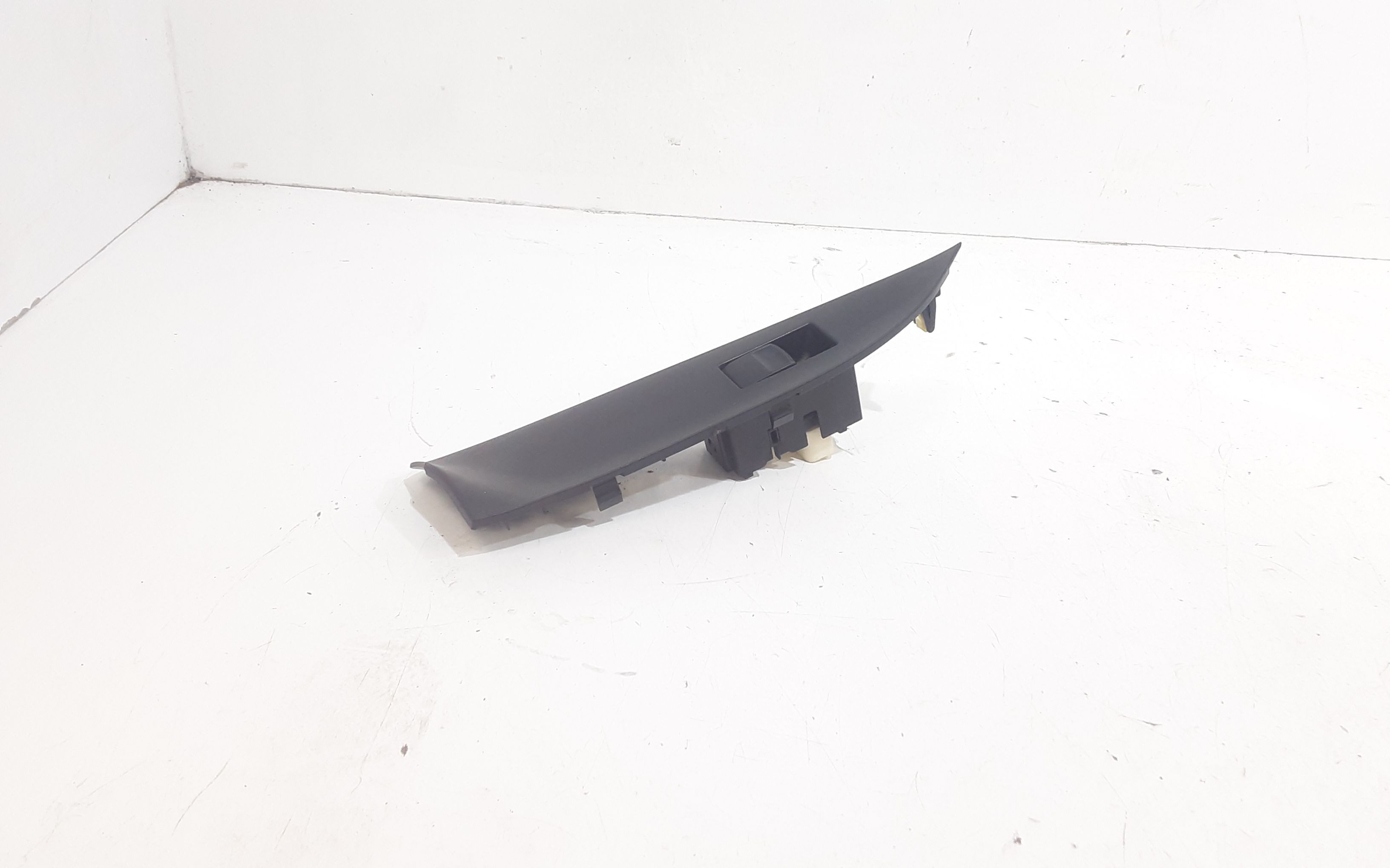 Interruttore Alzacristalli Porta Post. Sinistro 8481052030 Usato