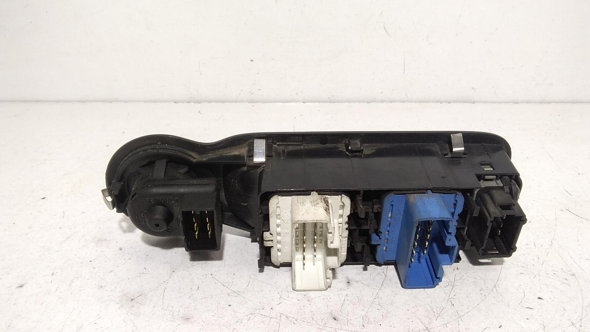 Interruttore Alzacristalli Porta Ant. Sinistro 8200214939 Usato