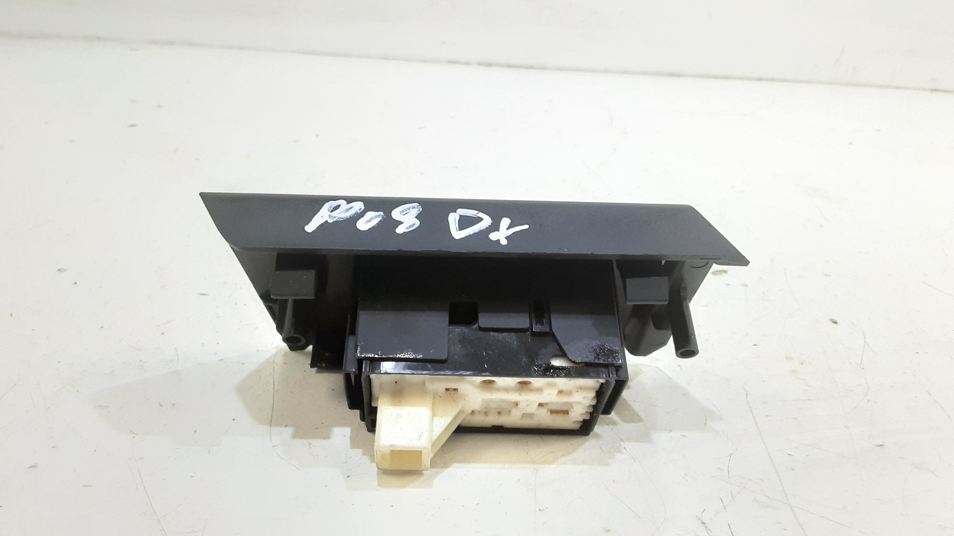 Interruttore Alzacristalli Porta Post. Destro 848100D030 Usato