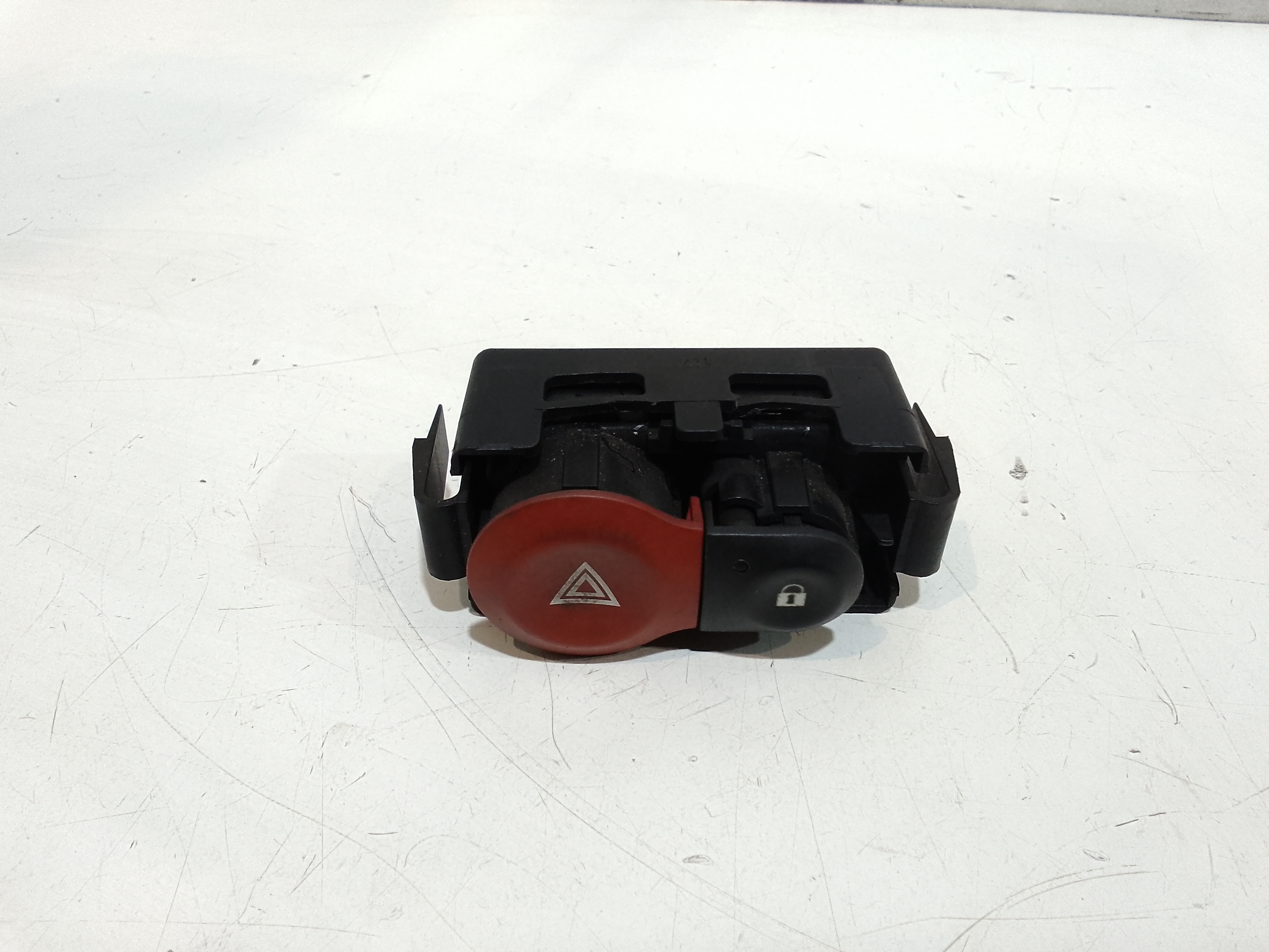 Interruttore Luci Emergenza 252103766R Usato