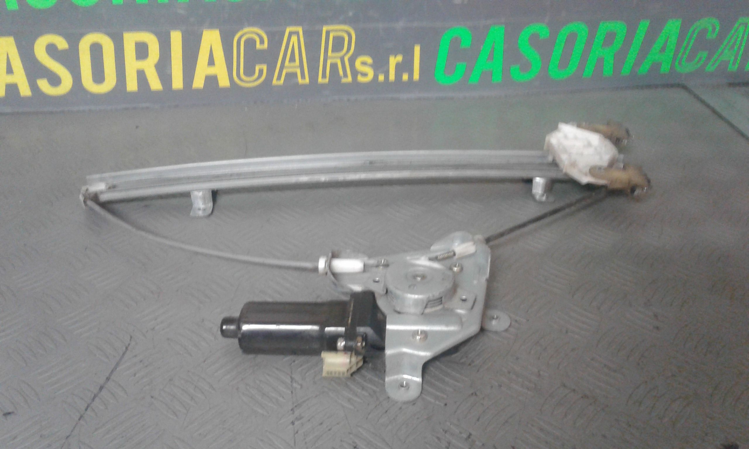 Alzacristallo Porta Ant. Destro 8240202000 Usato