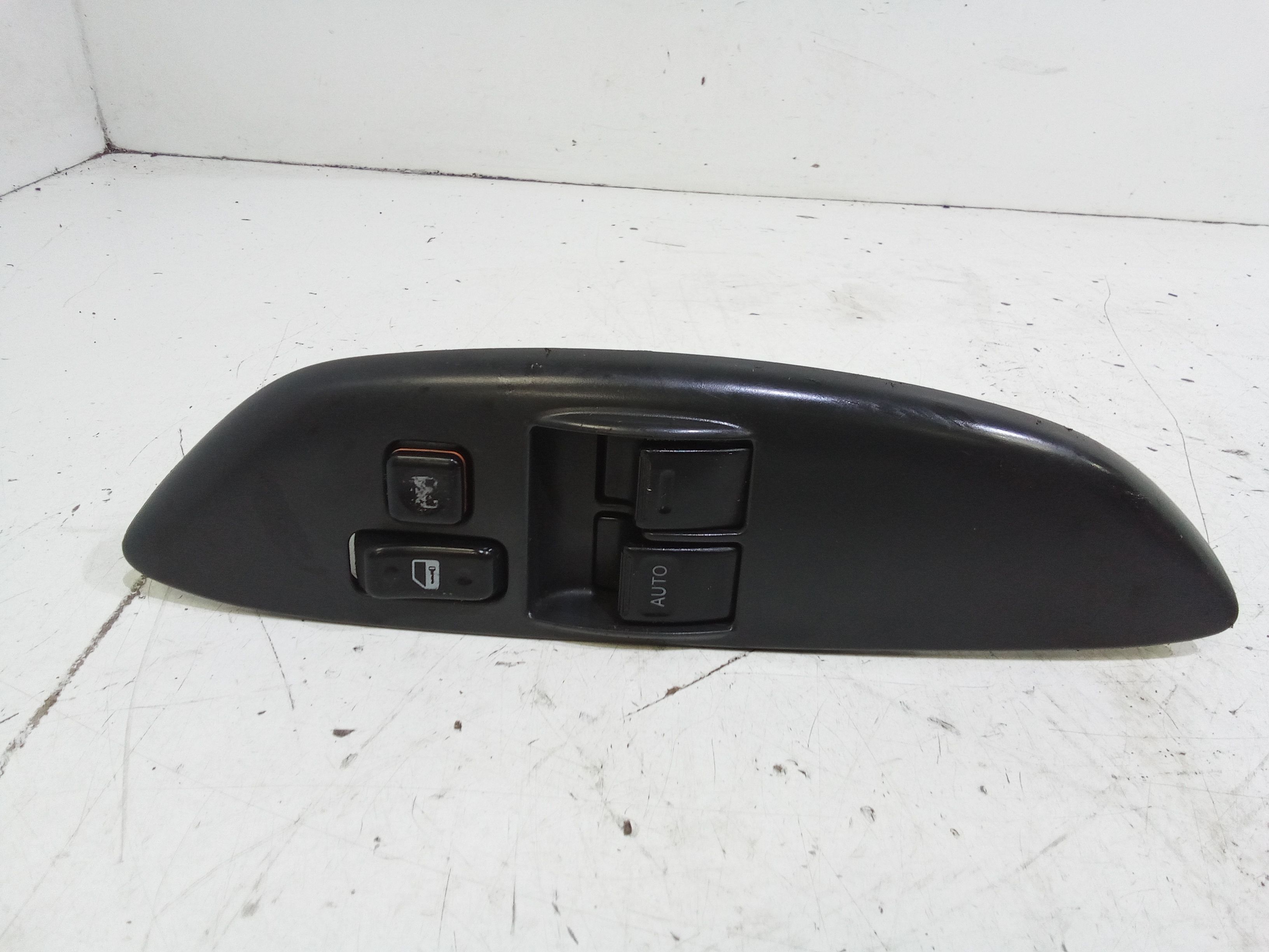 Interruttore Alzacristalli Porta Ant. Sinistro 8482010100 Usato