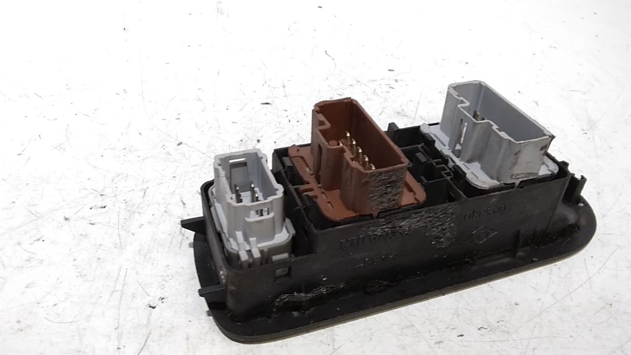 Interruttore Alzacristalli Porta Ant. Sinistro 8200107772 Usato