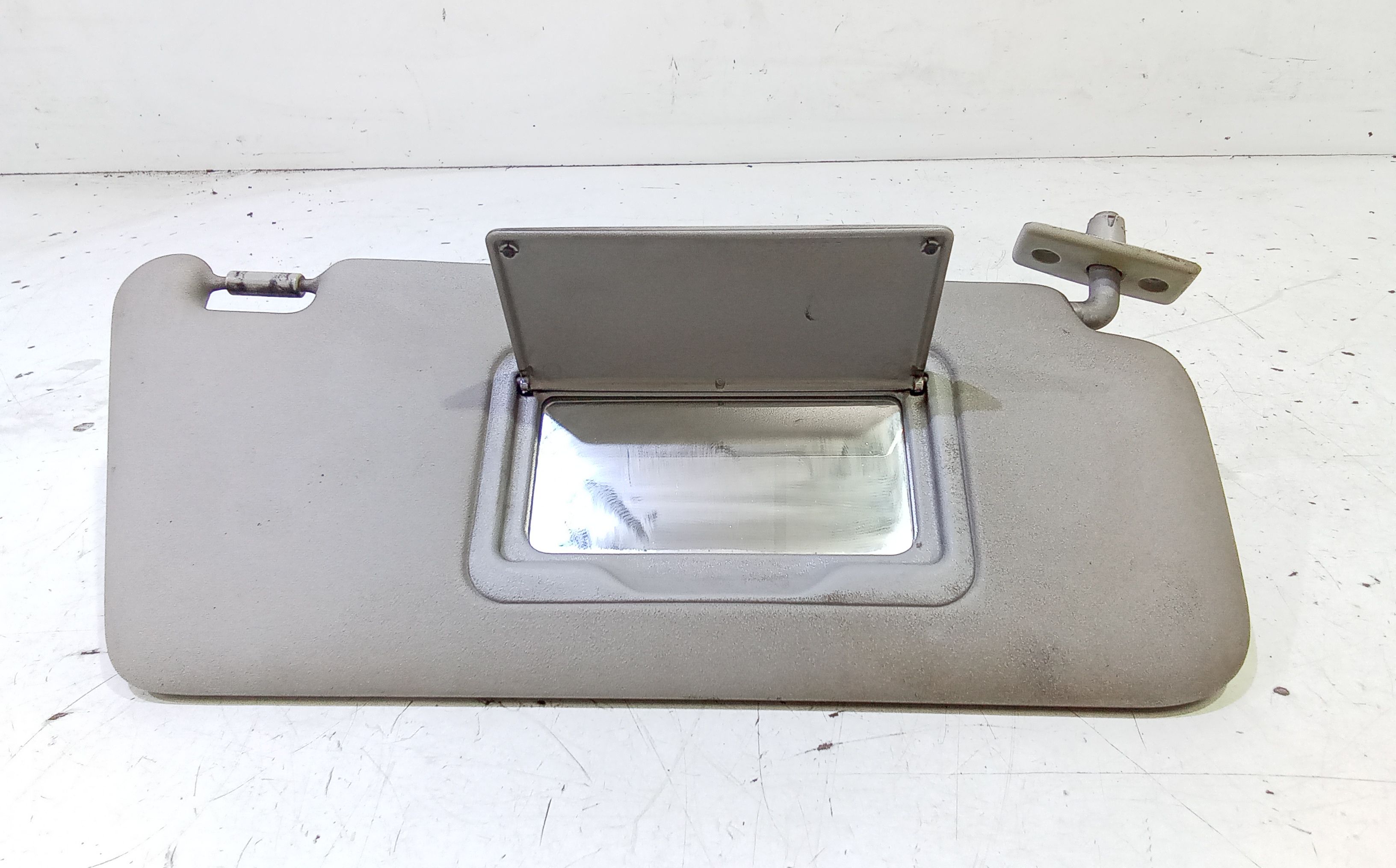 Aletta Parasole Parabrezza Destro A1688100410 Usato