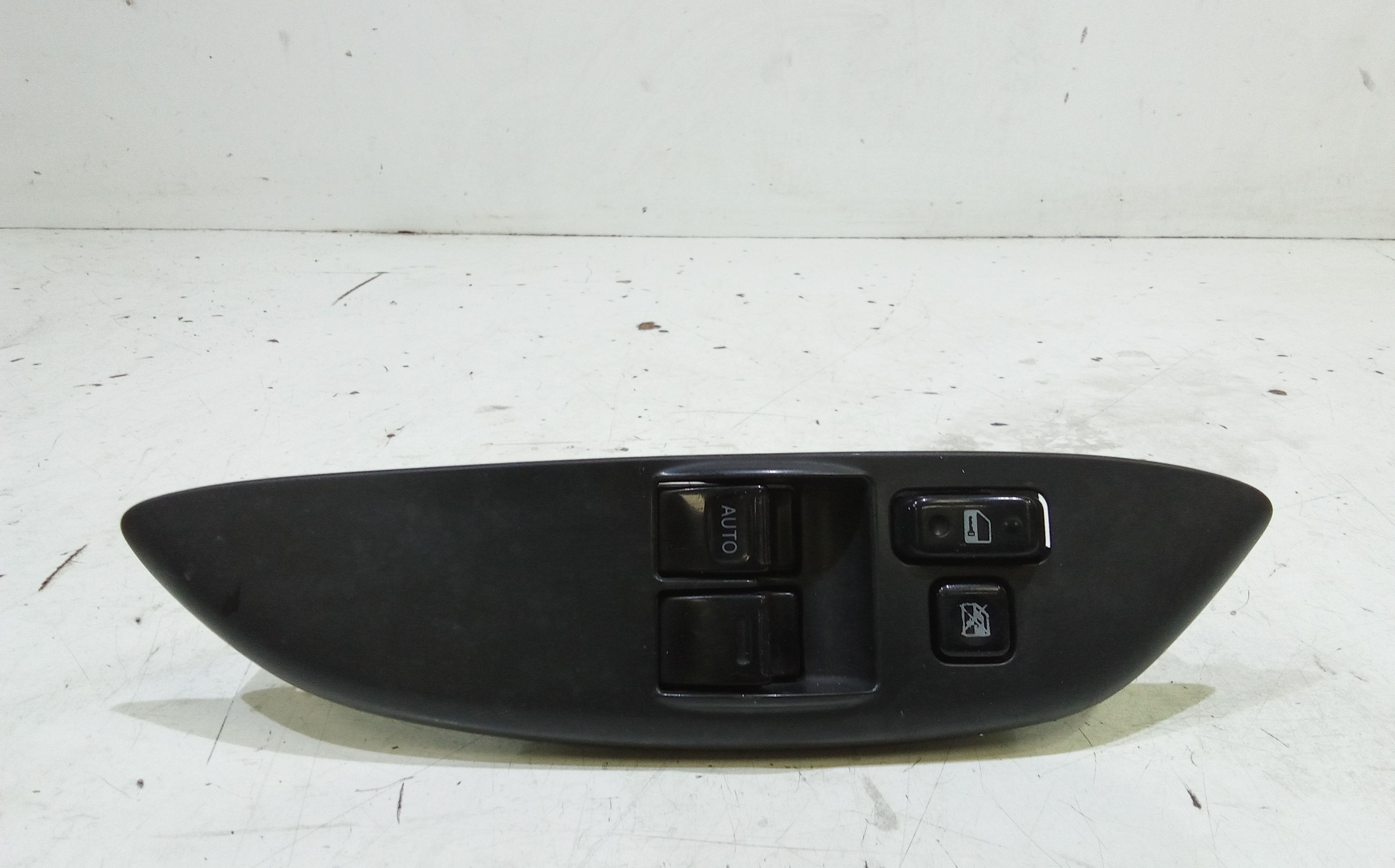 Interruttore Alzacristalli Porta Ant. Sinistro 8482010100 Usato