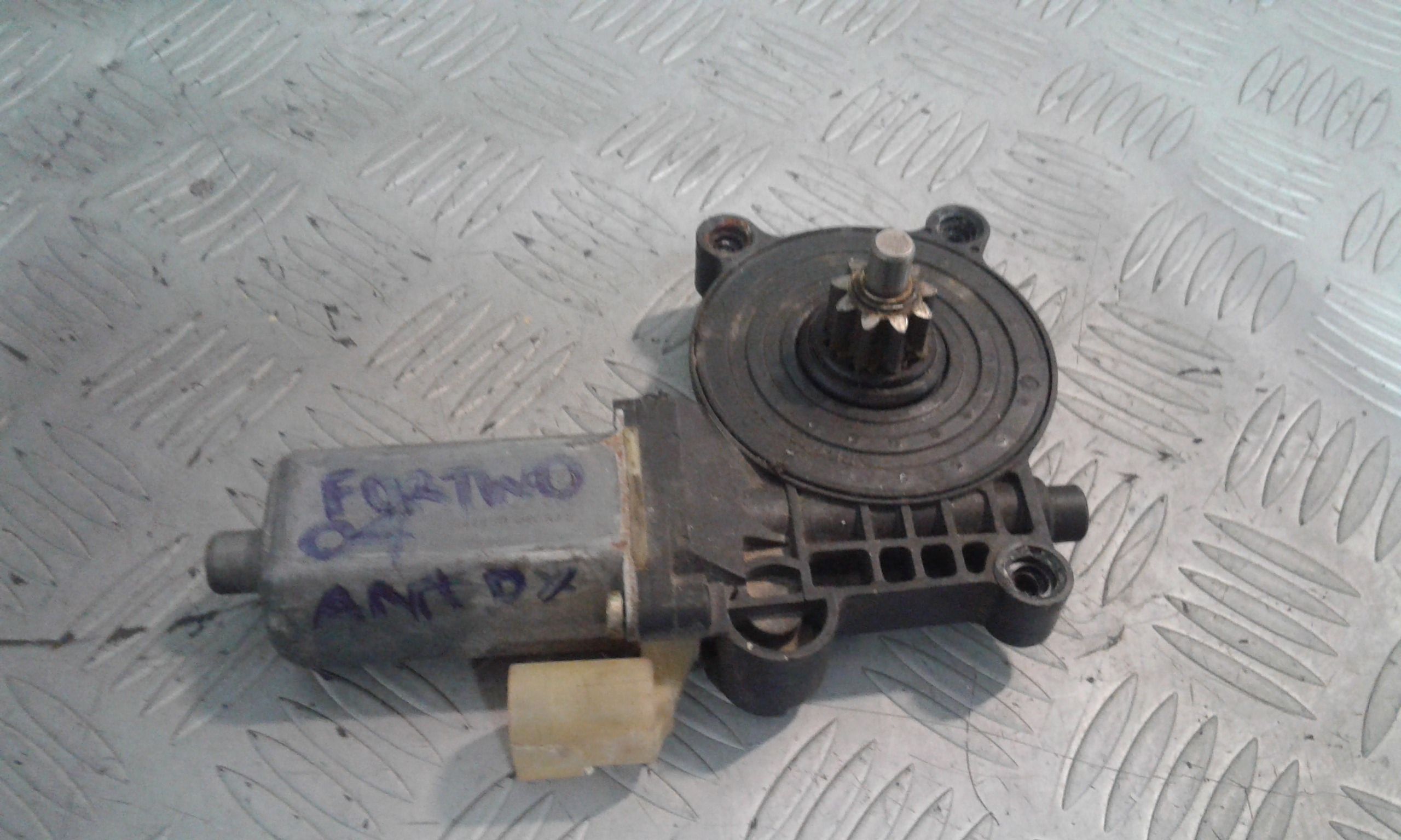 Motorino Alzacristallo Porta Ant. Destro Q0002684V004000000 Usato